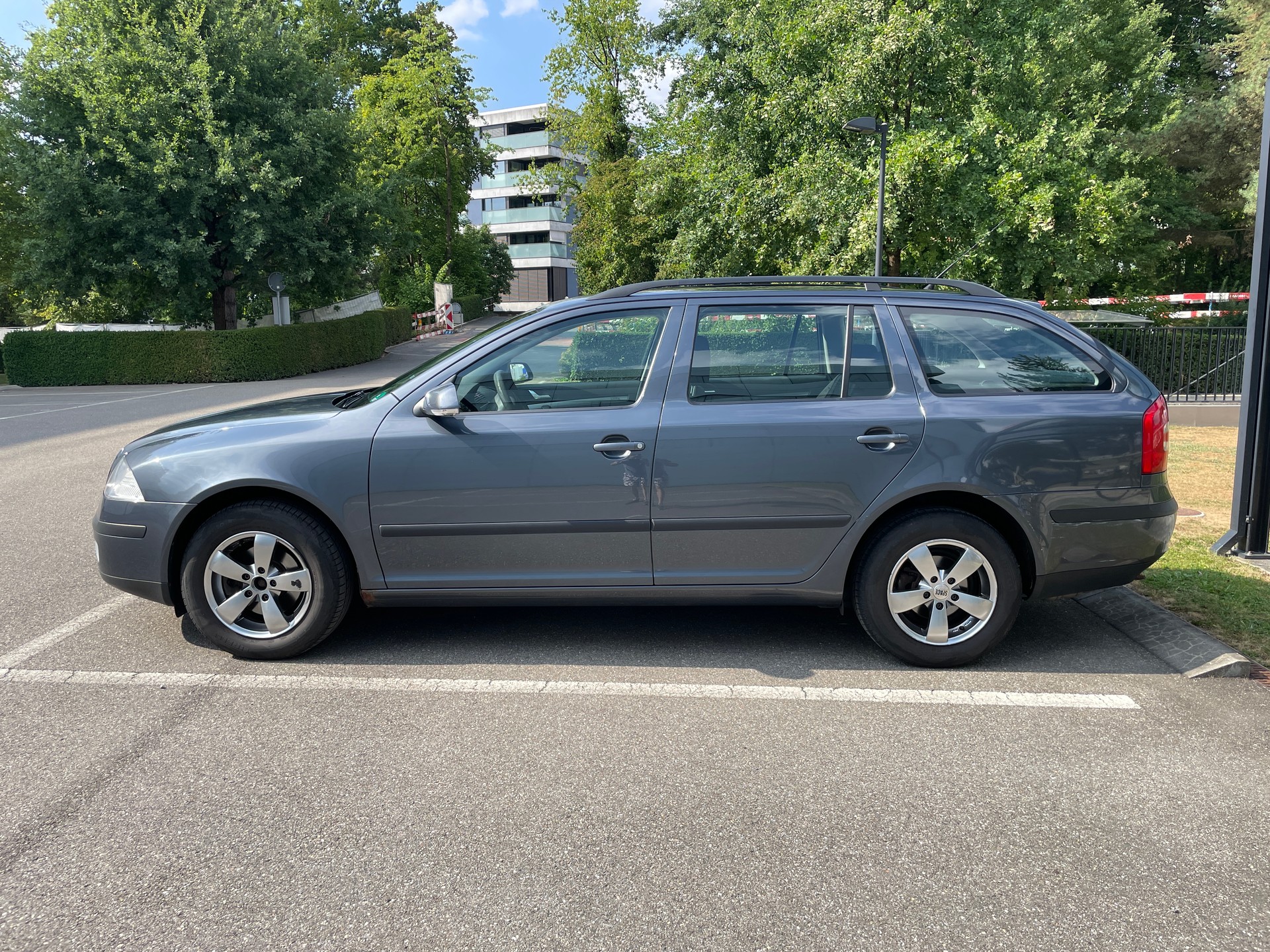 SKODA 1.9 TDI 105 Adventure 4x4-image-1