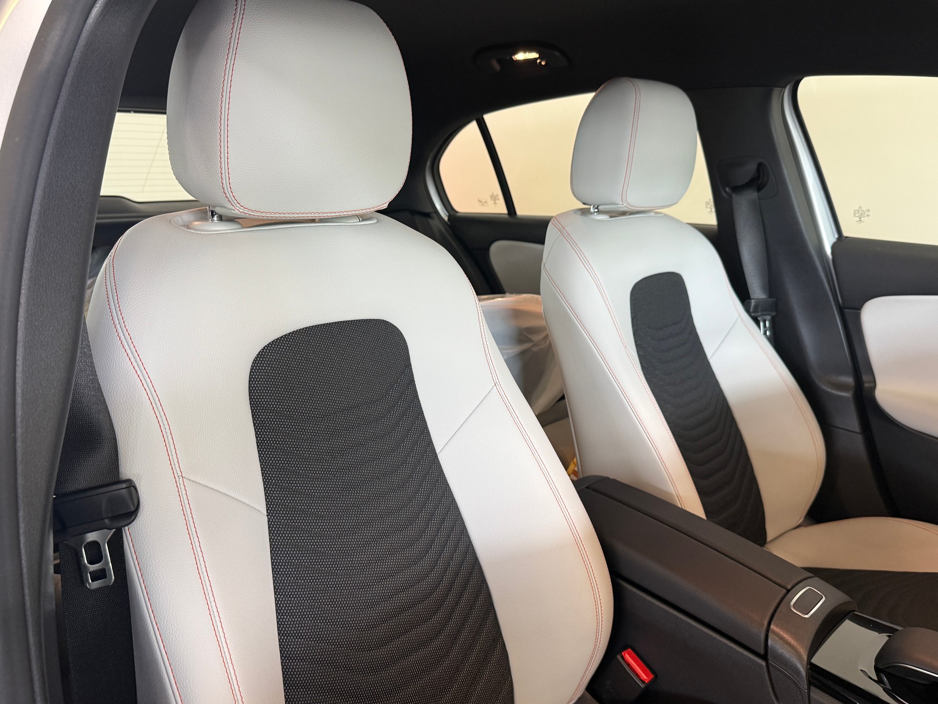MERCEDES-BENZ A 200 Style 7G-DCT-image-8