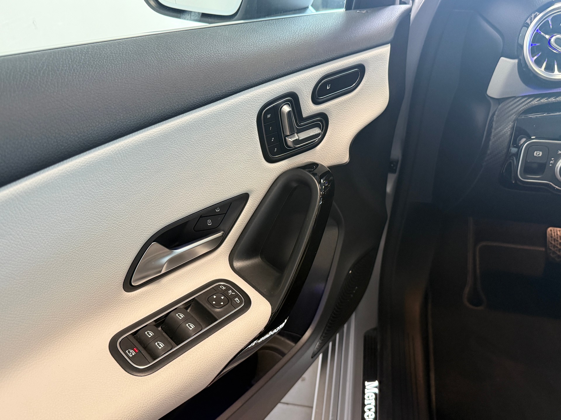 MERCEDES-BENZ A 200 Style 7G-DCT-image-14