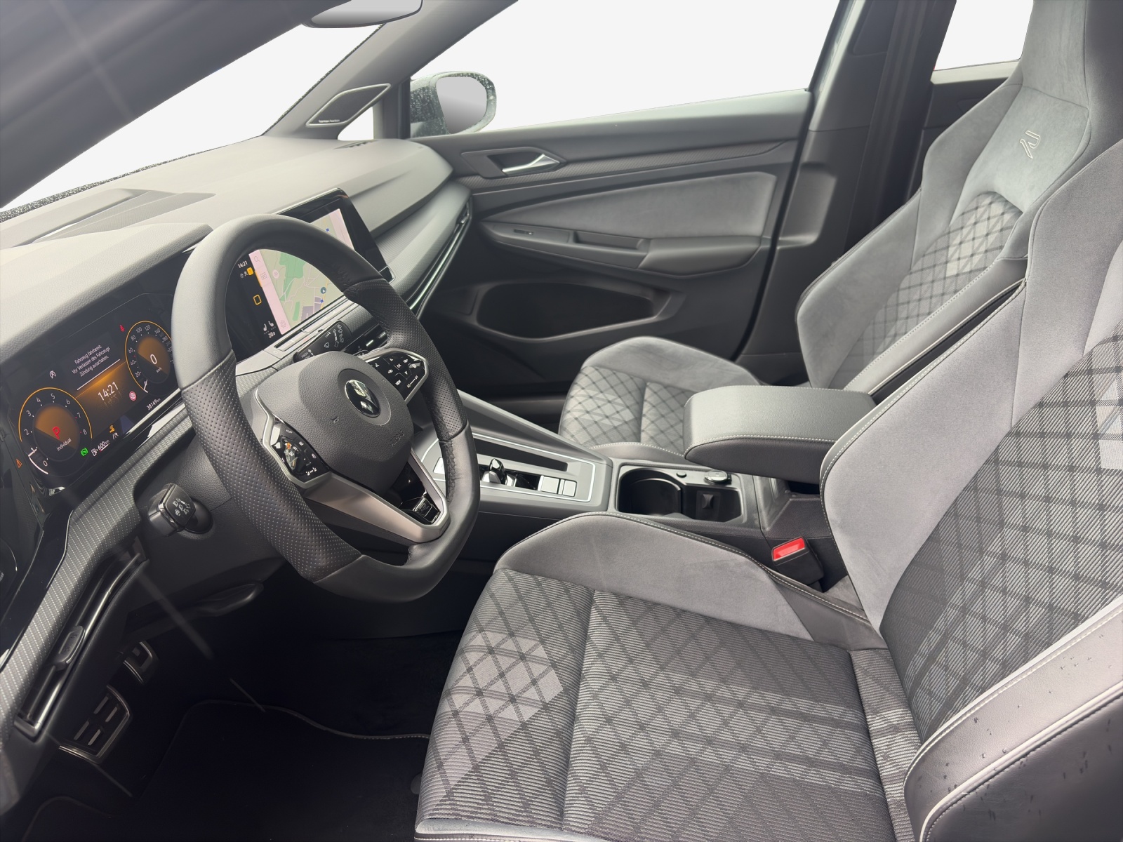 VW Golf 1.5 eTSI mHEV ACT R-Line DSG-image-7