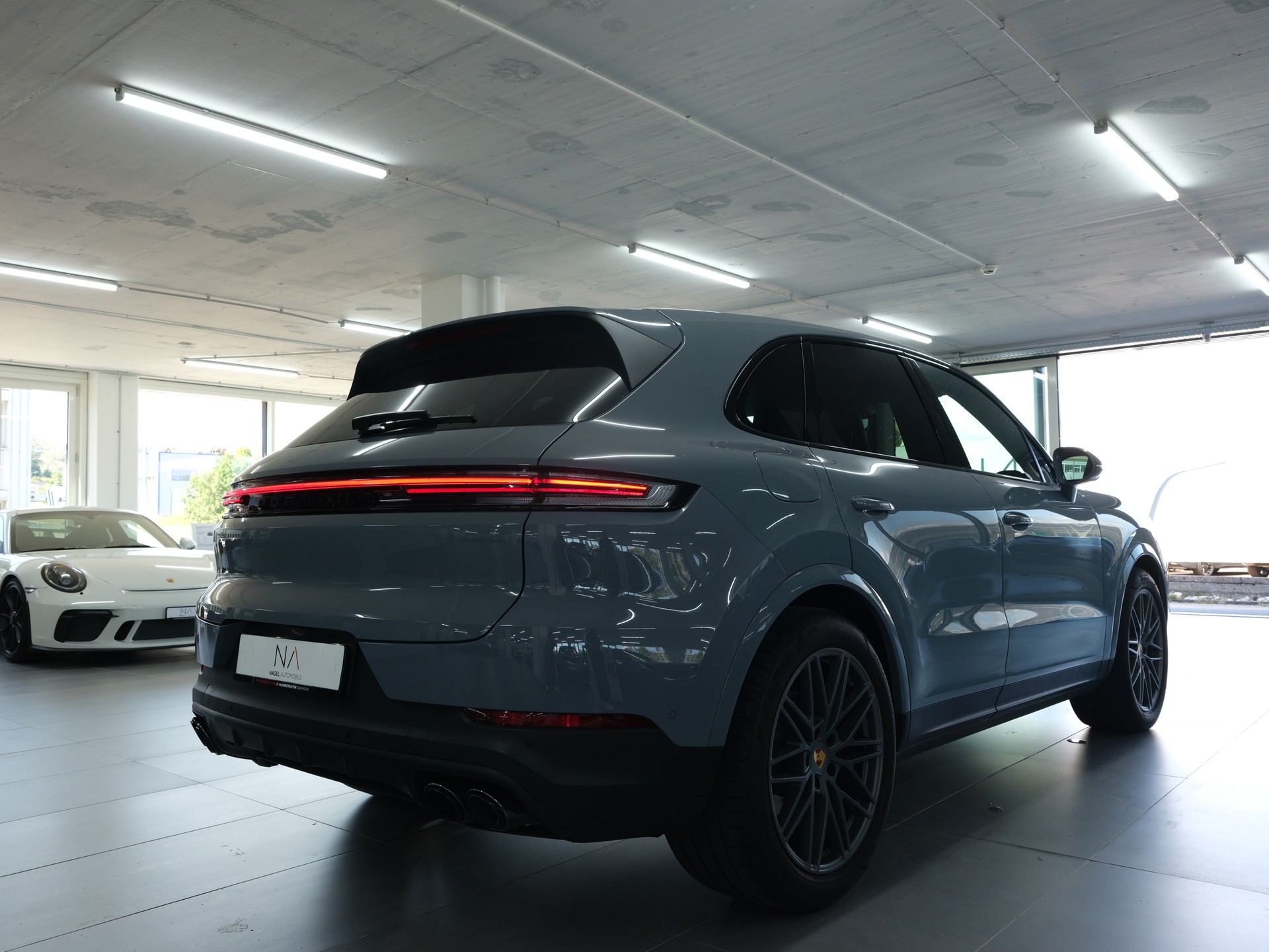 PORSCHE Cayenne Tiptronic *Porsche Aproved* *Panorama* *Sport Chrono*-image-2