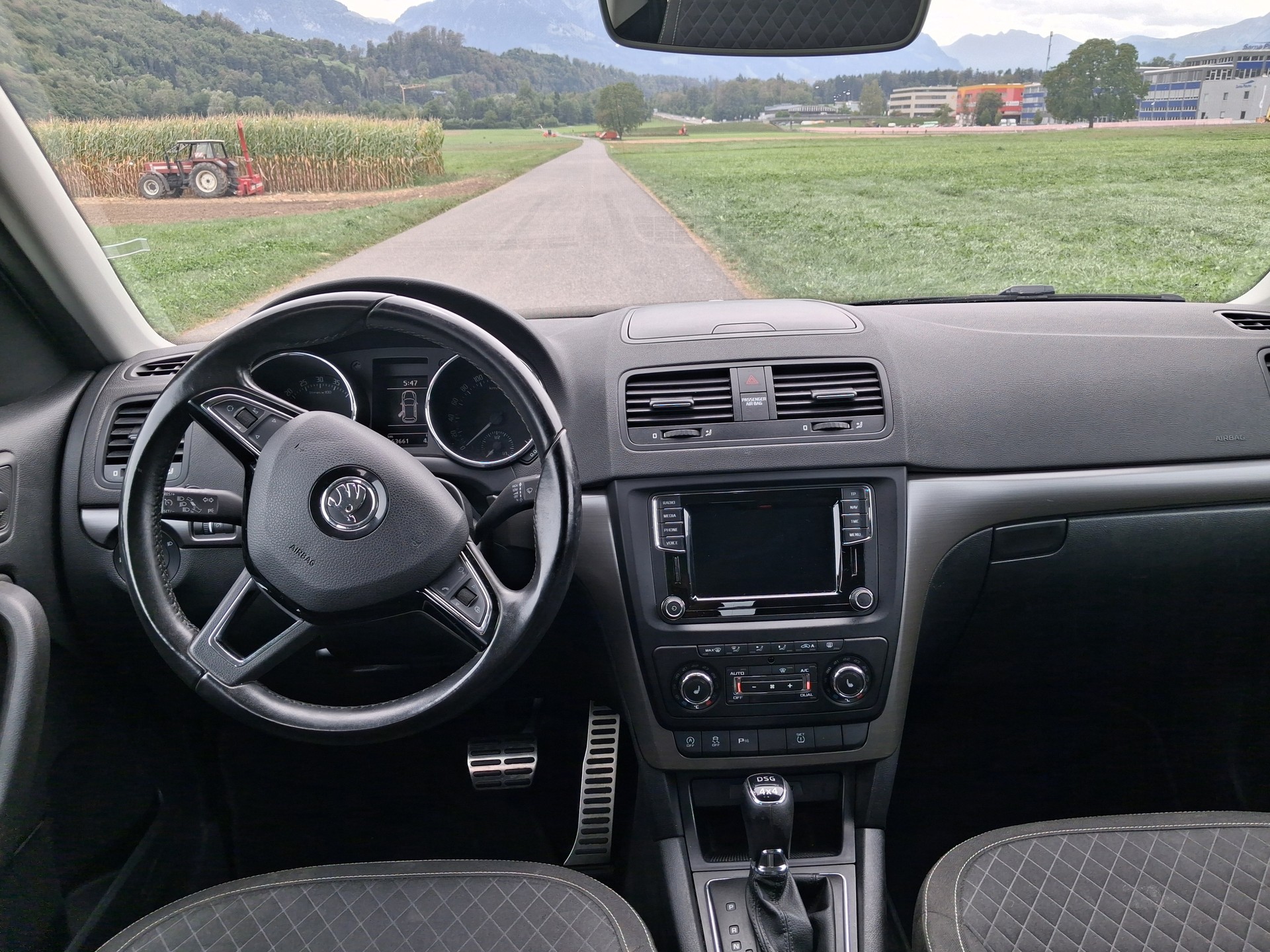 SKODA Yeti 2.0 TDI Outdoor Swiss Line 25 4x4 DSG-image-6