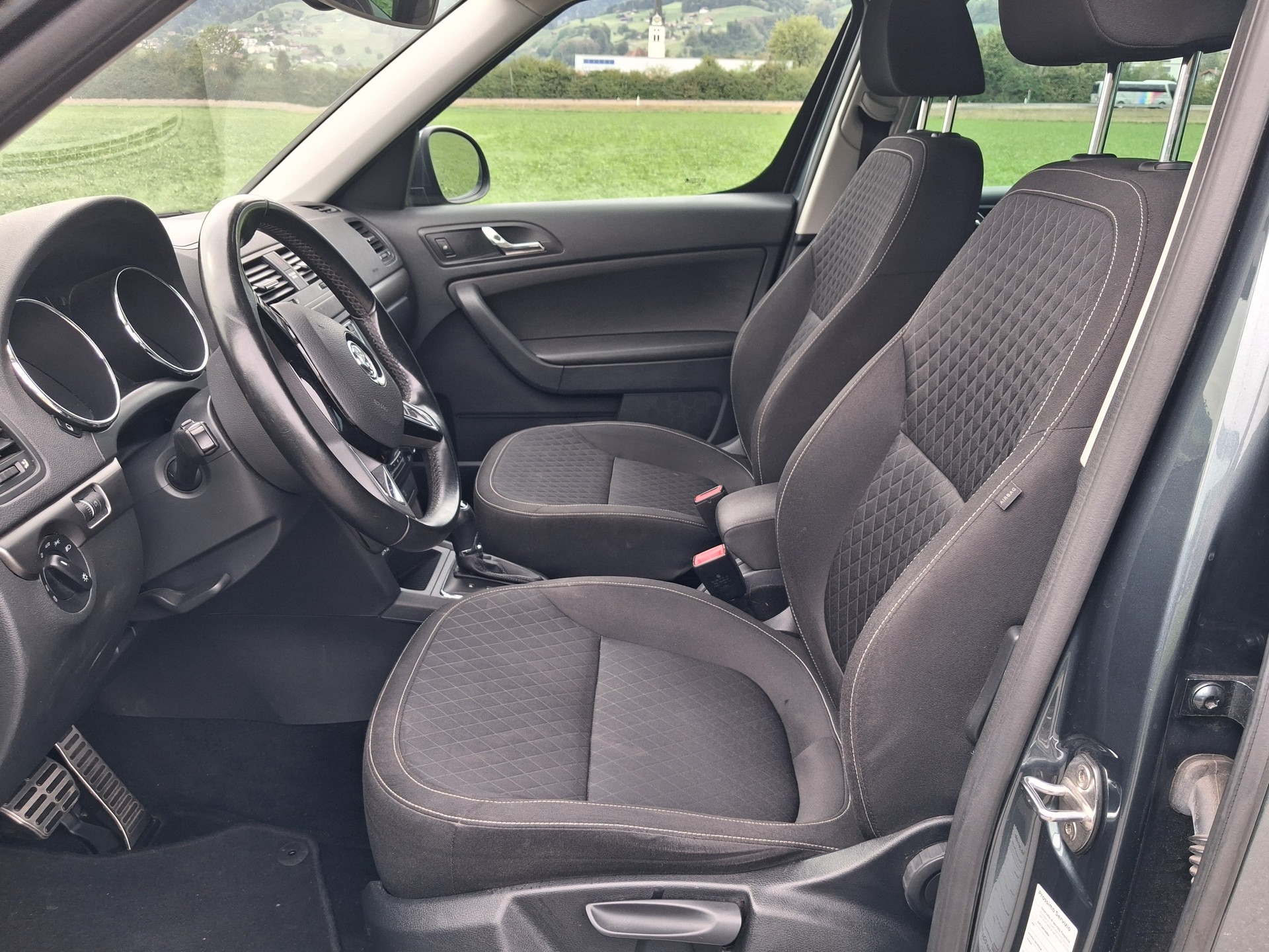 SKODA Yeti 2.0 TDI Outdoor Swiss Line 25 4x4 DSG-image-5
