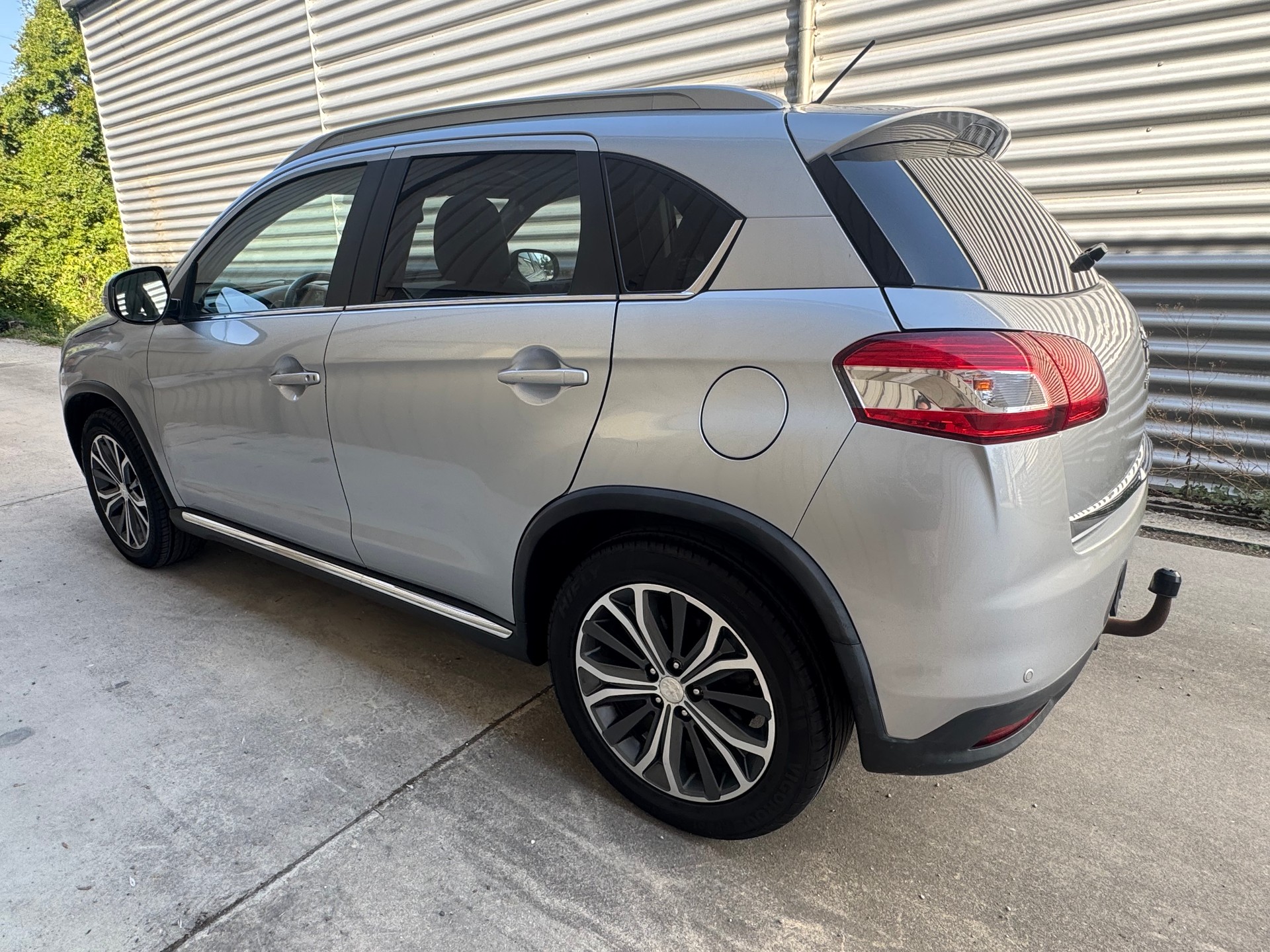 PEUGEOT 4008 1.8 HDi Allure 4WD-image-2