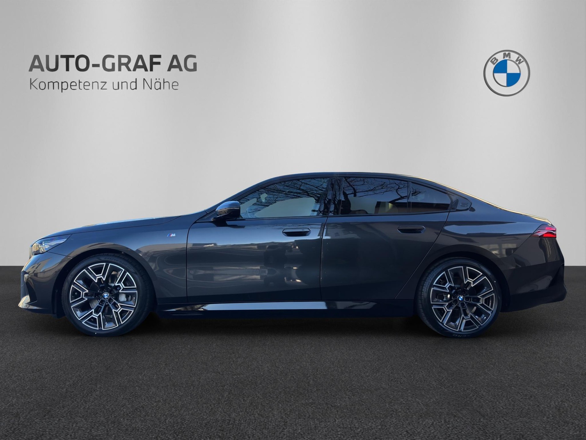 BMW i5 G60 xDrive40 M Sport Edition-showroom-element-1