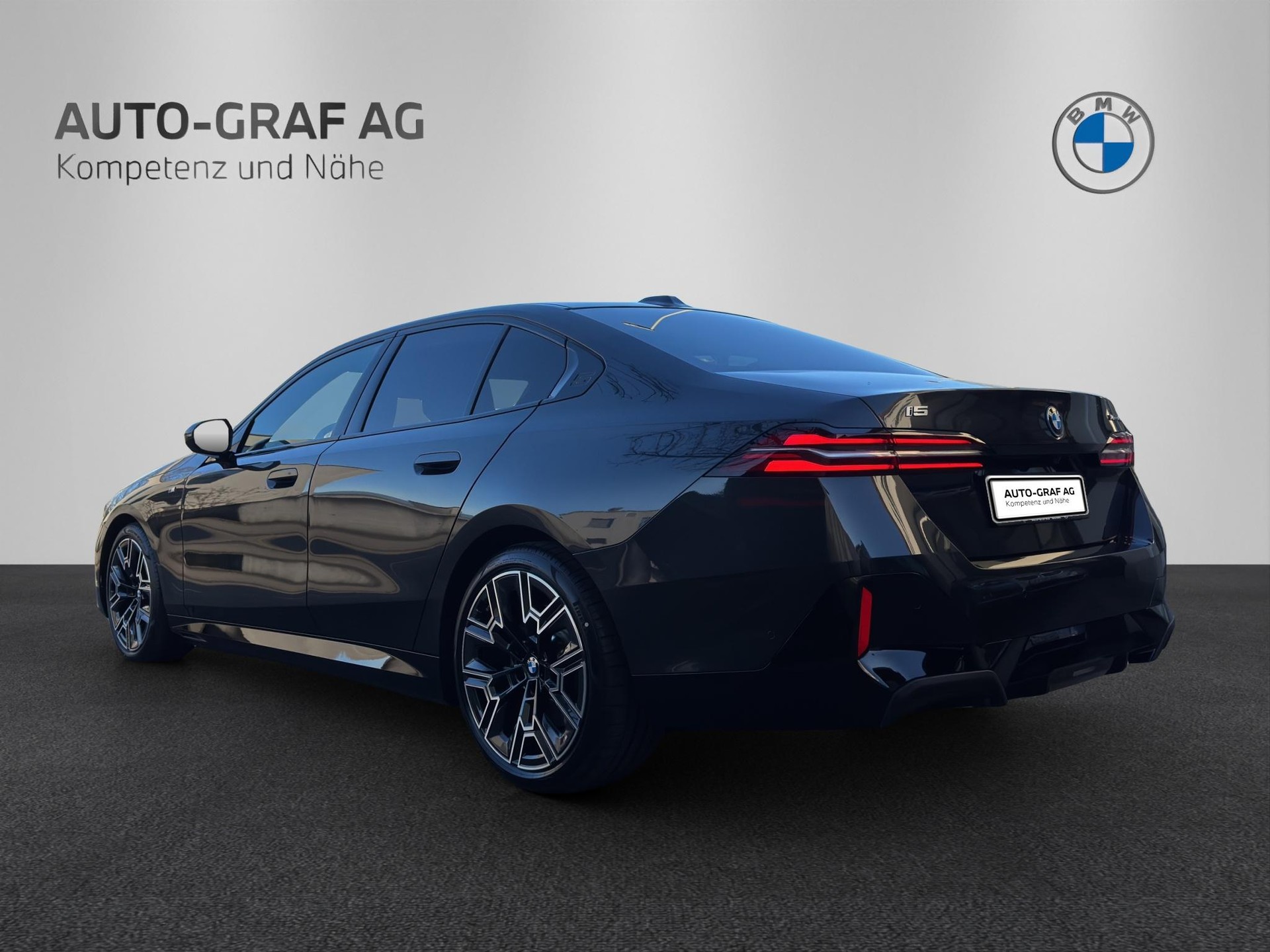 BMW i5 G60 xDrive40 M Sport Edition-showroom-element-2