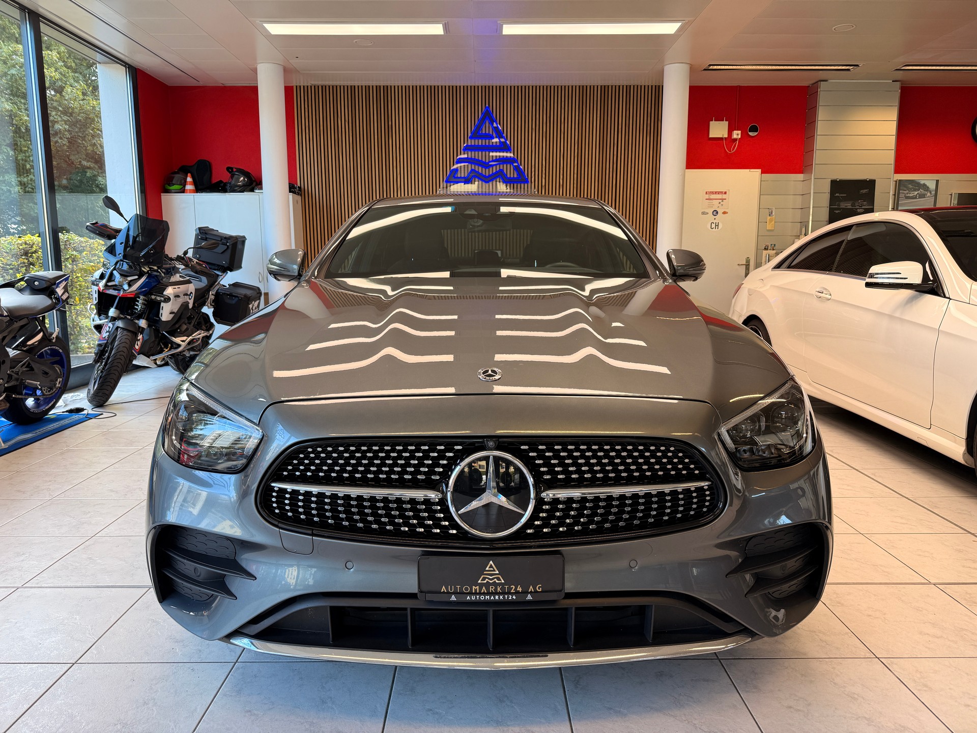 MERCEDES-BENZ E 220 d AMG Line 4matic-image-1