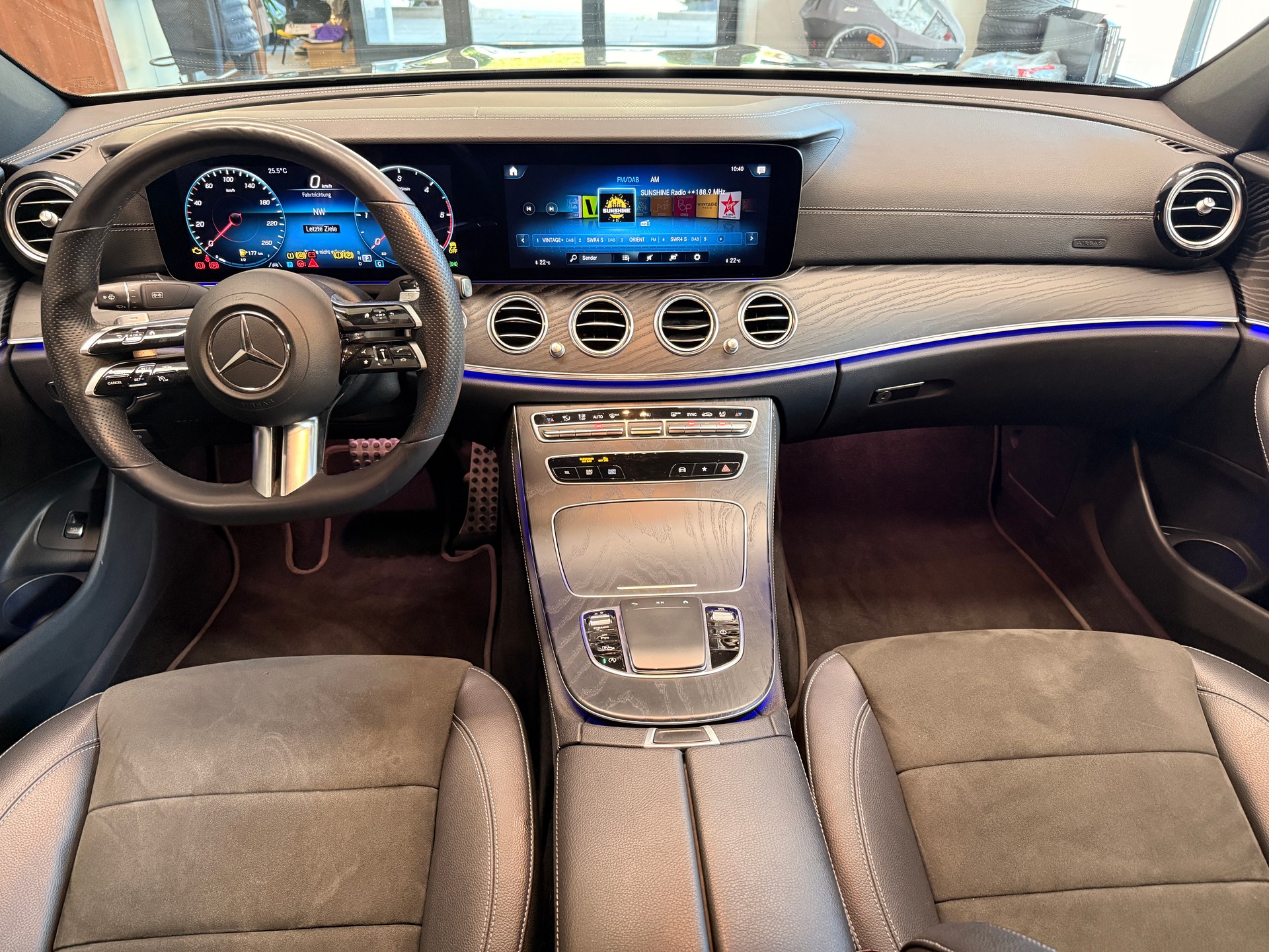 MERCEDES-BENZ E 220 d AMG Line 4matic-image-7