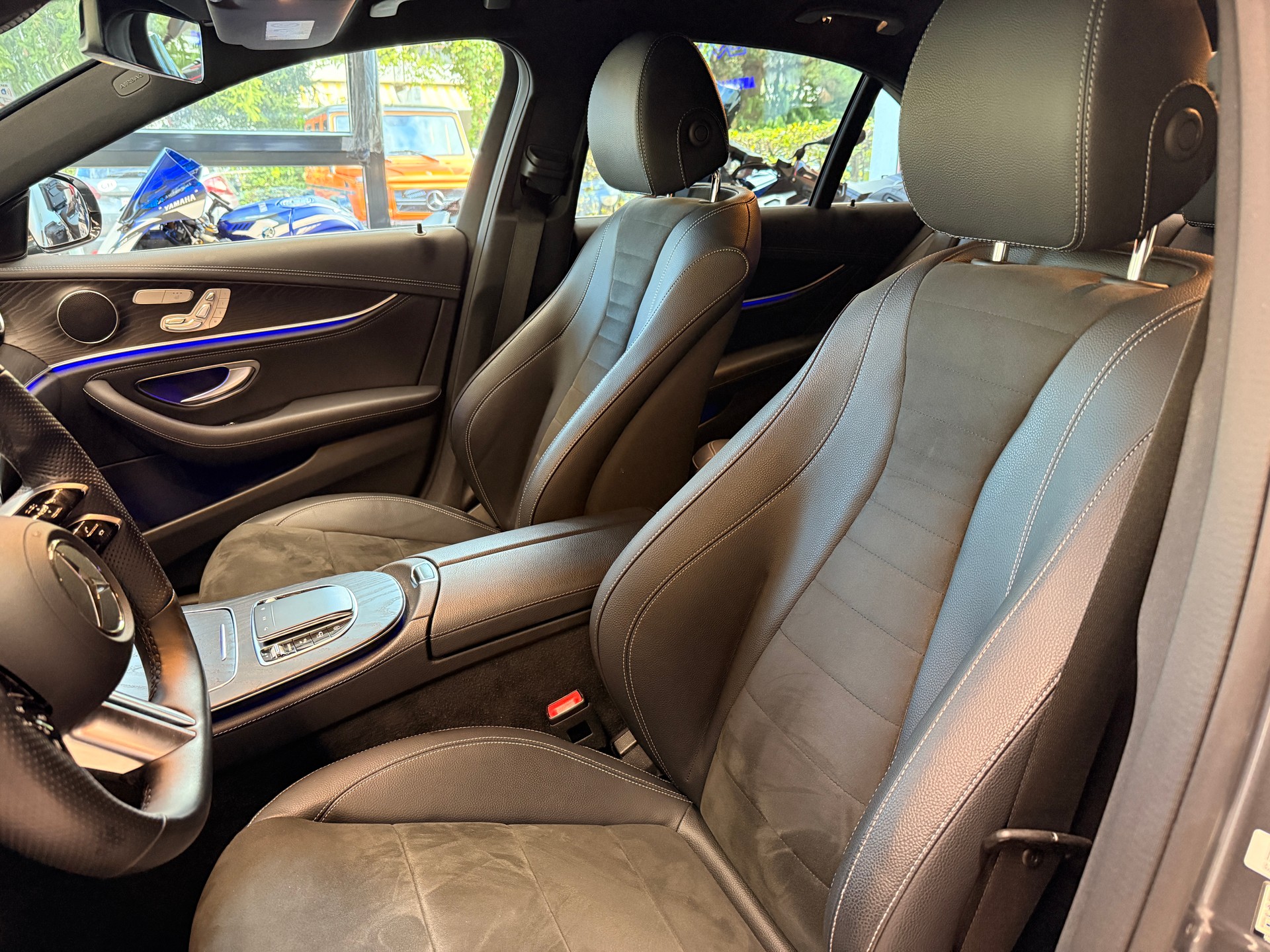 MERCEDES-BENZ E 220 d AMG Line 4matic-image-4