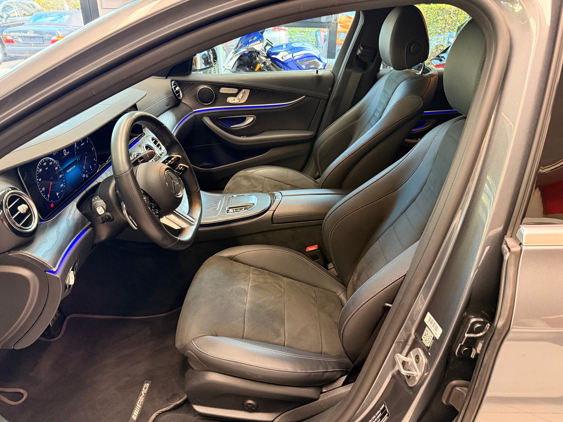 MERCEDES-BENZ E 220 d AMG Line 4matic-image-3