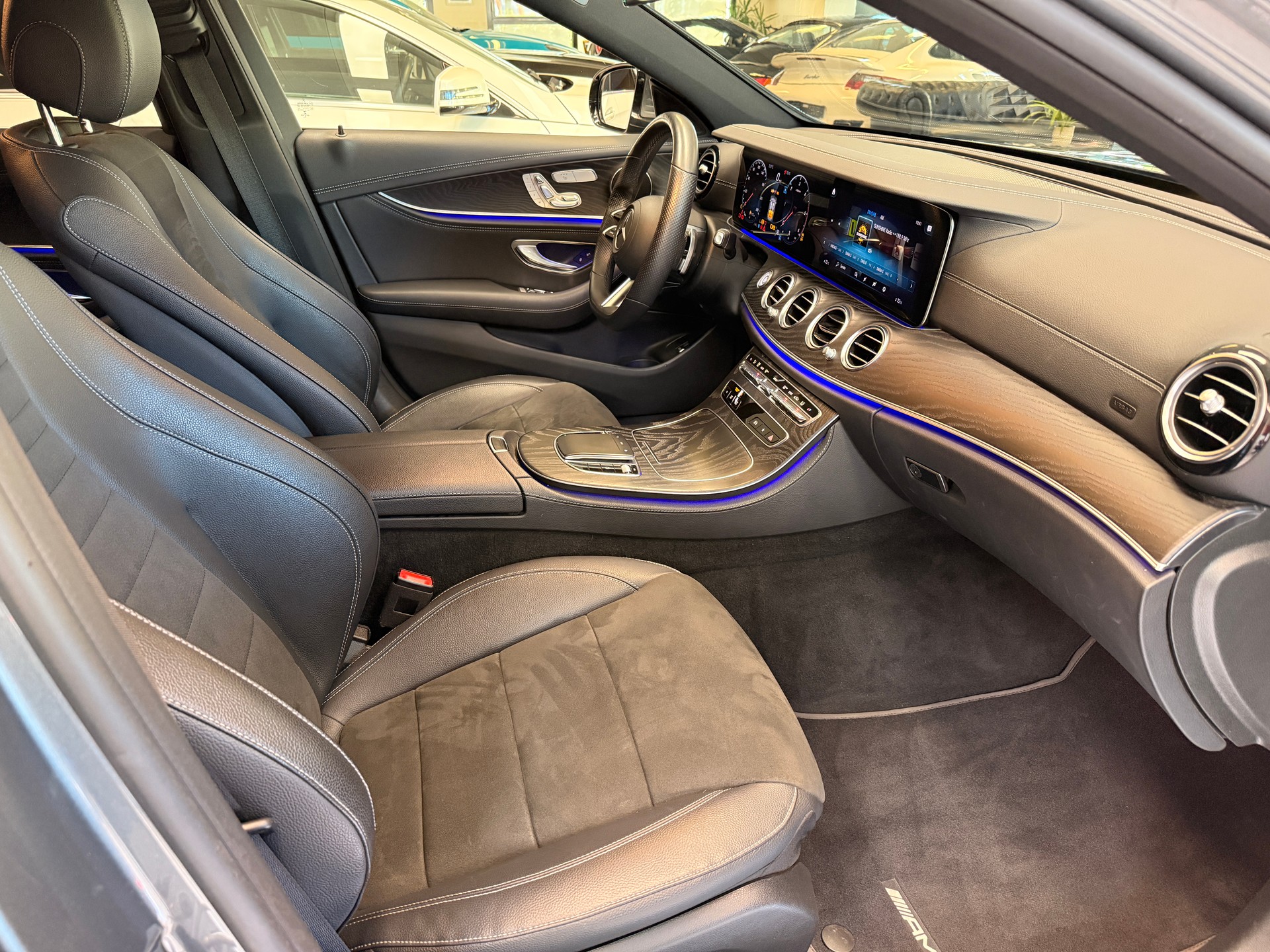 MERCEDES-BENZ E 220 d AMG Line 4matic-image-9