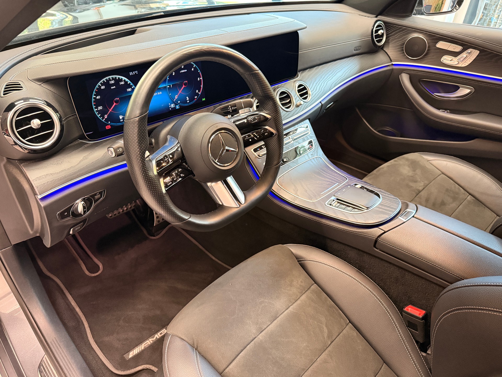 MERCEDES-BENZ E 220 d AMG Line 4matic-image-5