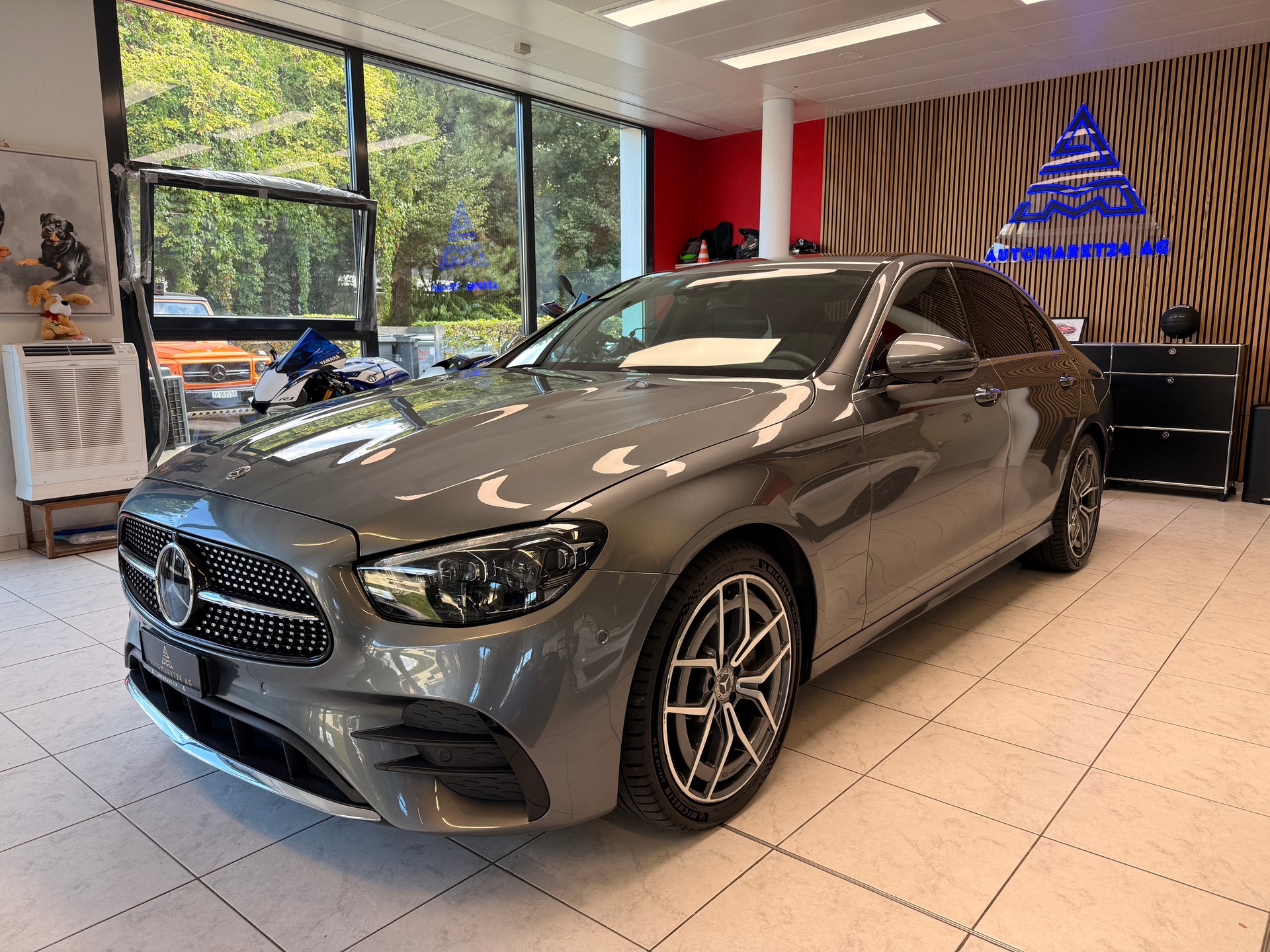 MERCEDES-BENZ E 220 d AMG Line 4matic-image-2