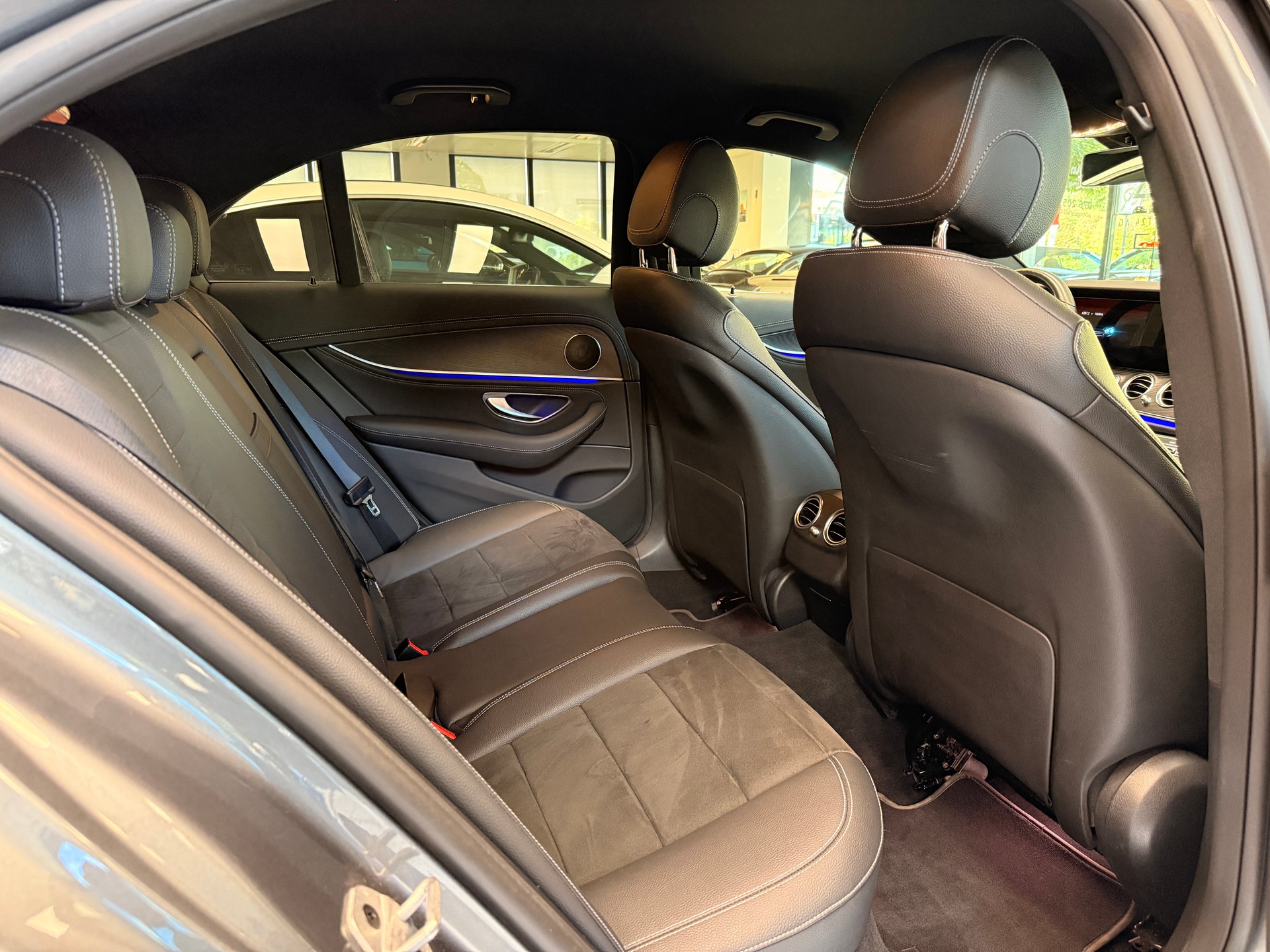 MERCEDES-BENZ E 220 d AMG Line 4matic-image-10