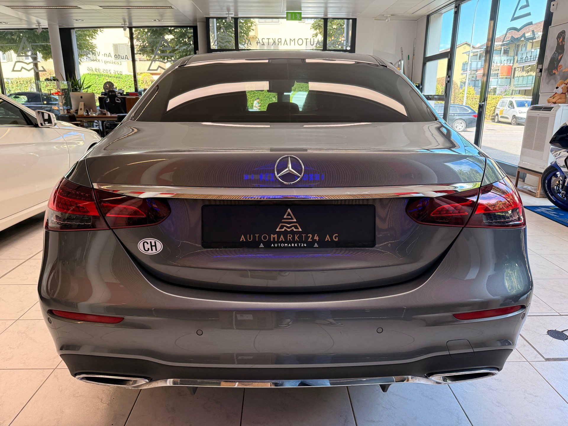 MERCEDES-BENZ E 220 d AMG Line 4matic-image-12