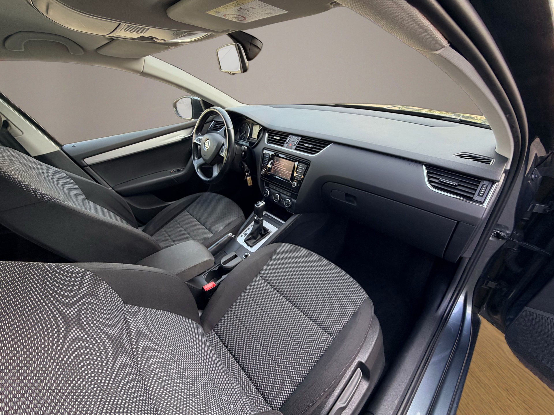 SKODA Octavia Combi 1.4 TSI Ambition DSG-image-9