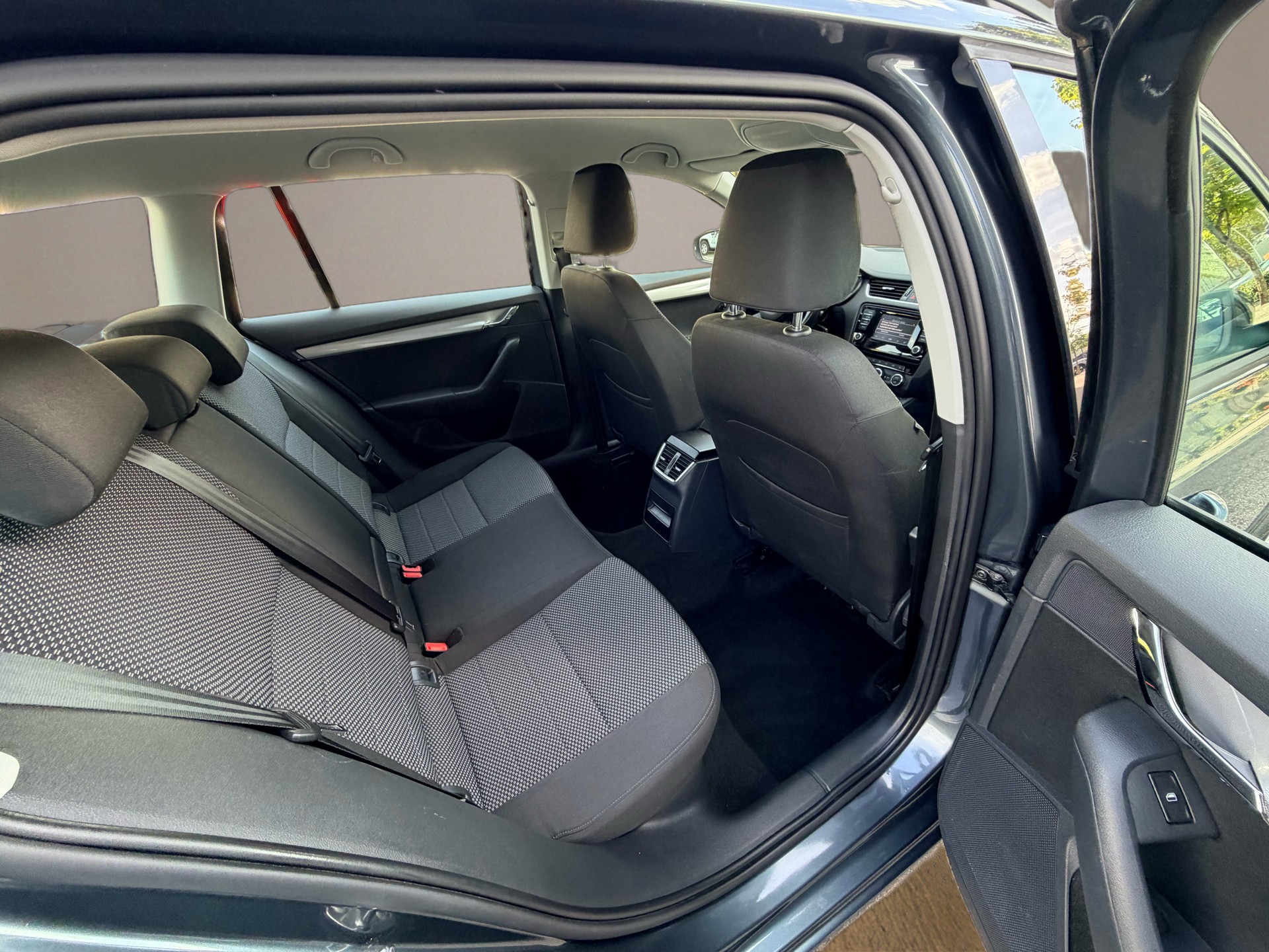 SKODA Octavia Combi 1.4 TSI Ambition DSG-image-10