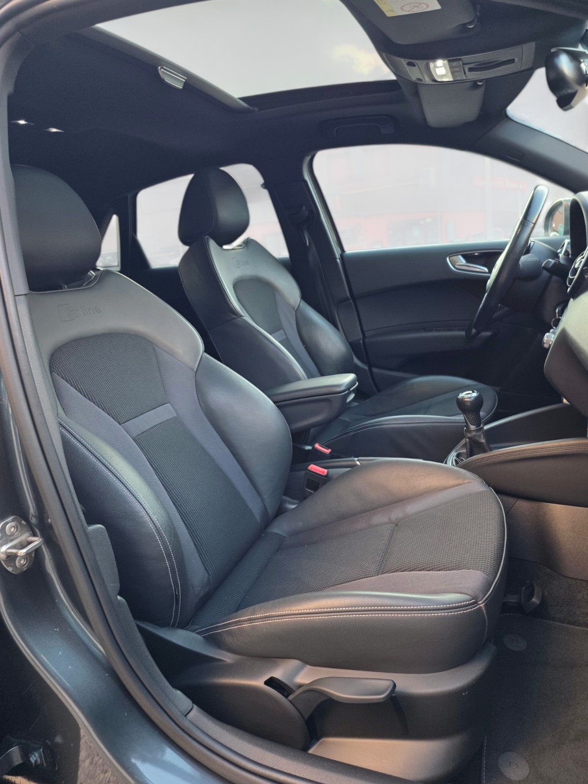 AUDI A1 Sportback 1.4 TFSI Attraction S_LINE-image-14