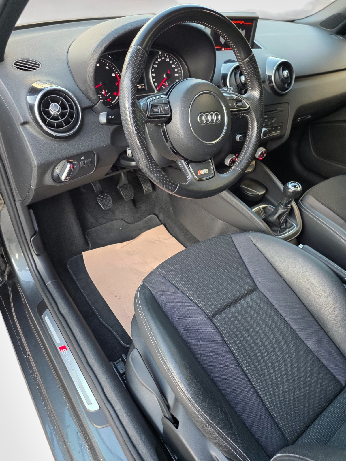 AUDI A1 Sportback 1.4 TFSI Attraction S_LINE-image-10