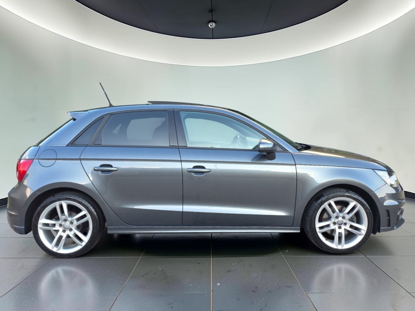 AUDI A1 Sportback 1.4 TFSI Attraction S_LINE-image-3
