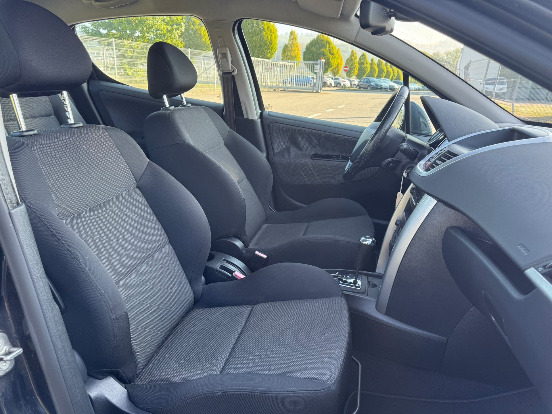 PEUGEOT 207 1.6 16V XT Premium Automatic-image-12