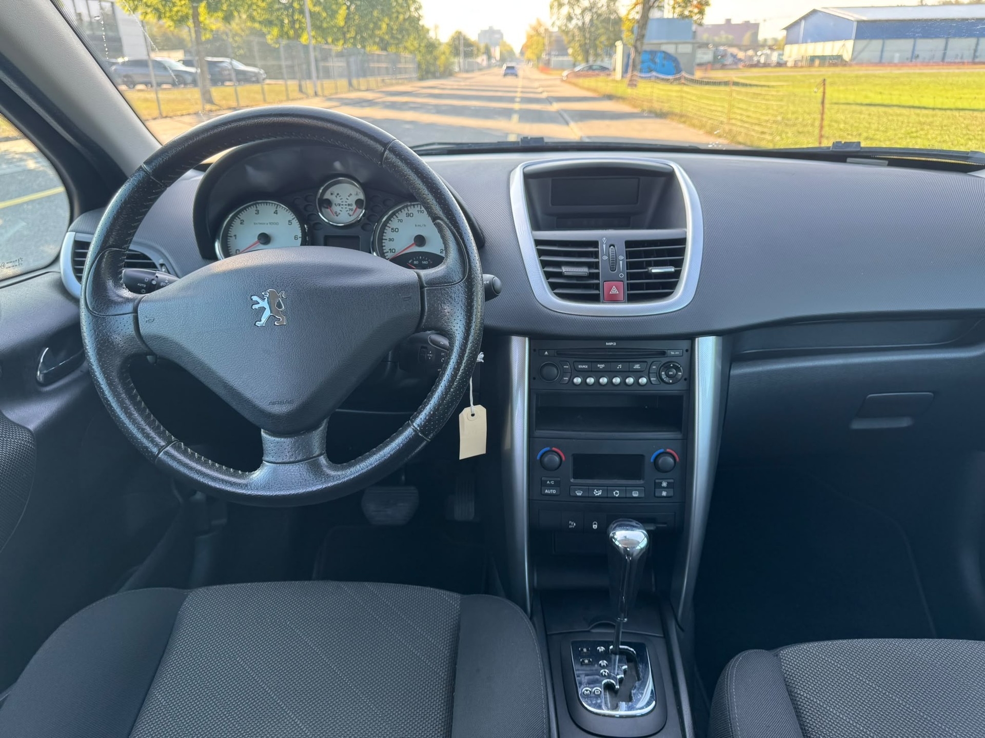 PEUGEOT 207 1.6 16V XT Premium Automatic-image-9