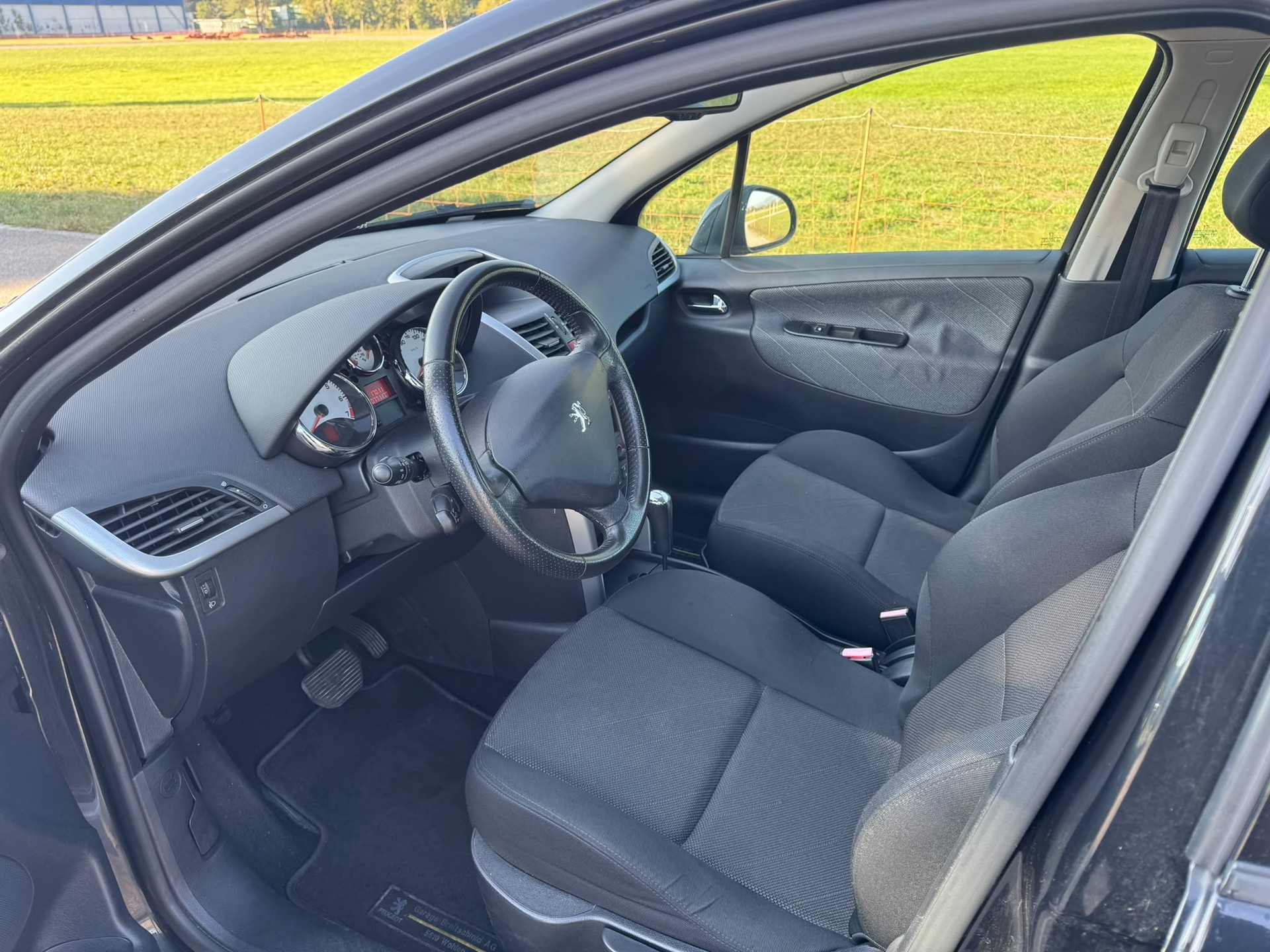 PEUGEOT 207 1.6 16V XT Premium Automatic-image-8