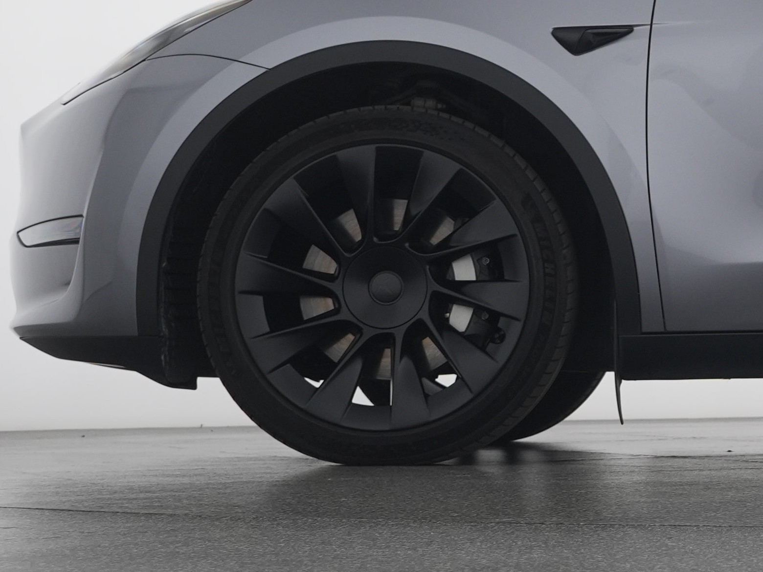 TESLA Model Y Long Range-showroom-element-2