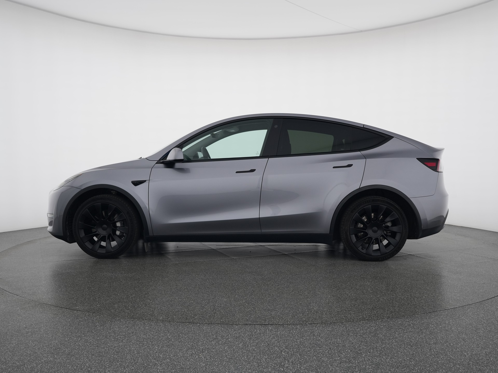 TESLA Model Y Long Range-showroom-element-1