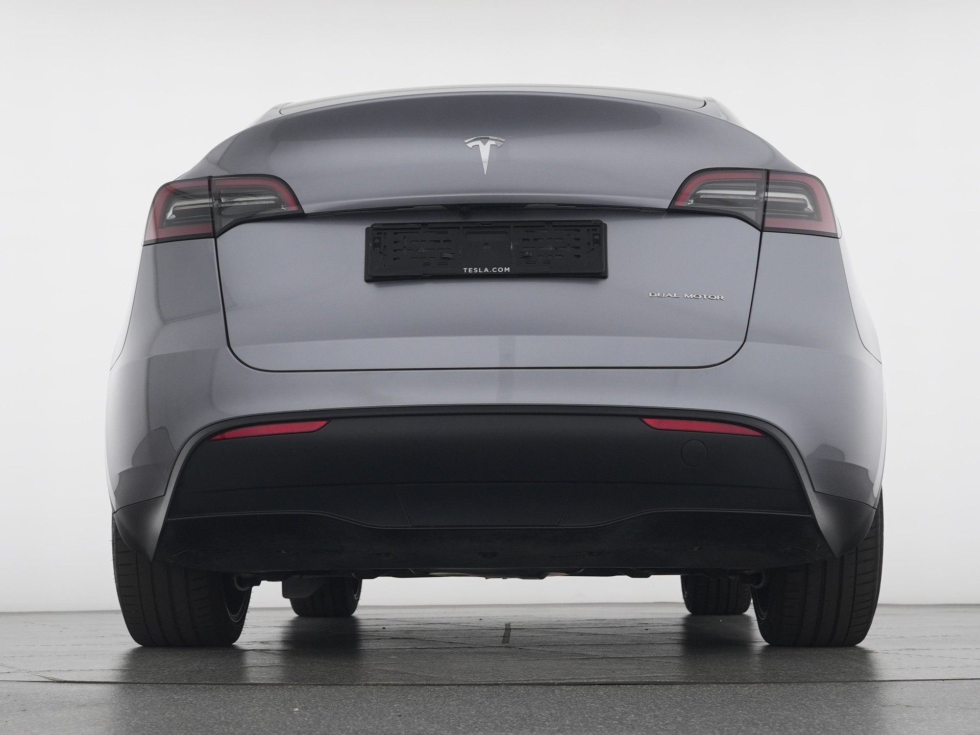 TESLA Model Y Long Range-showroom-element-3