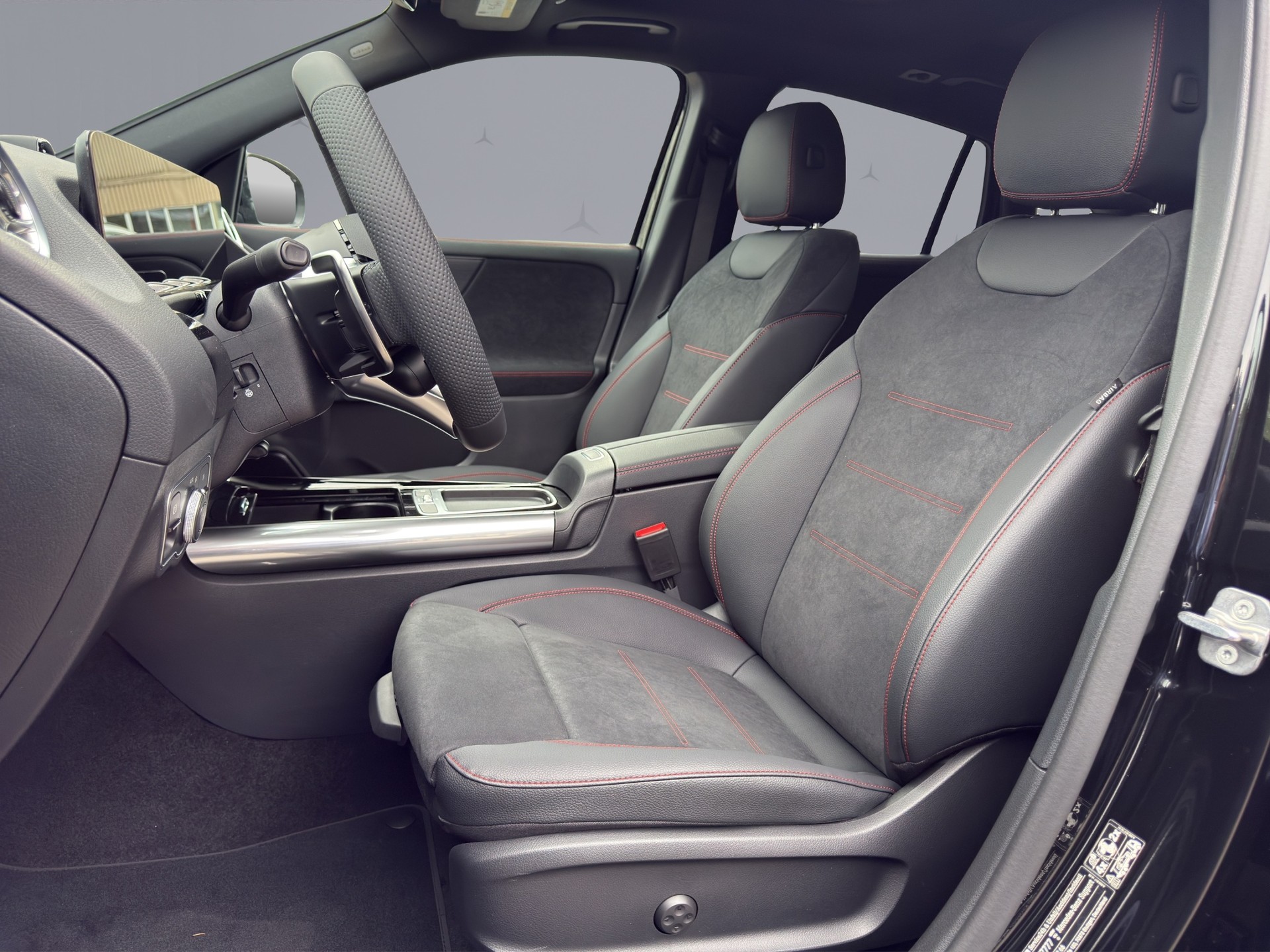 MERCEDES-BENZ GLA-Klasse H247 GLA 35 AMG 4matic-image-9