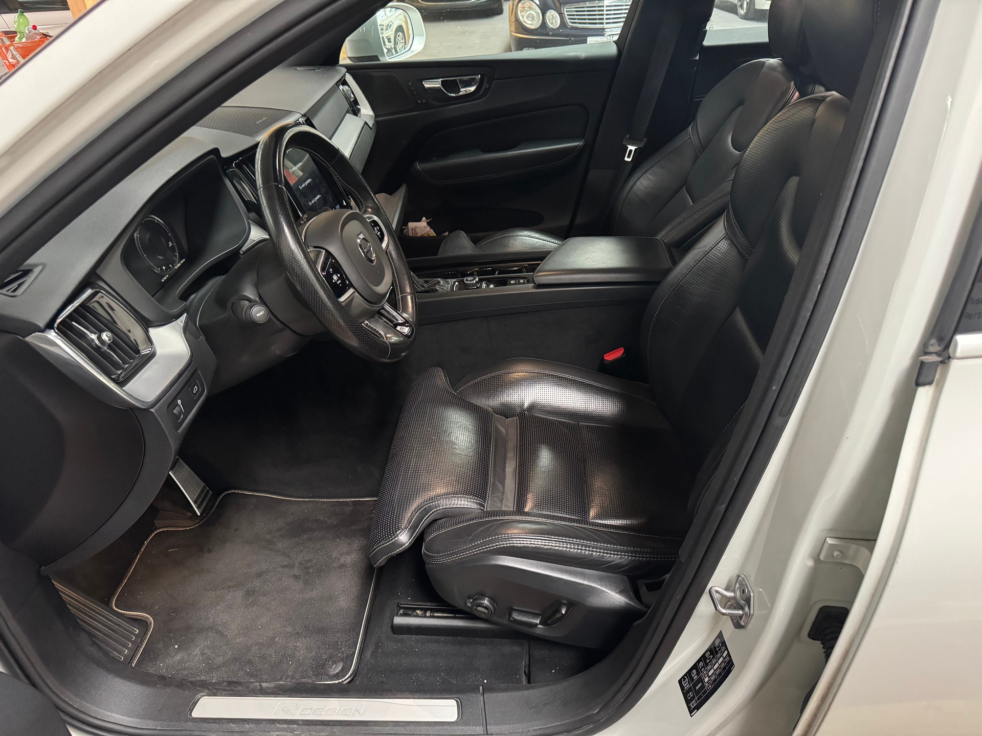VOLVO XC60 D4 R-Design Geartronic-image-13