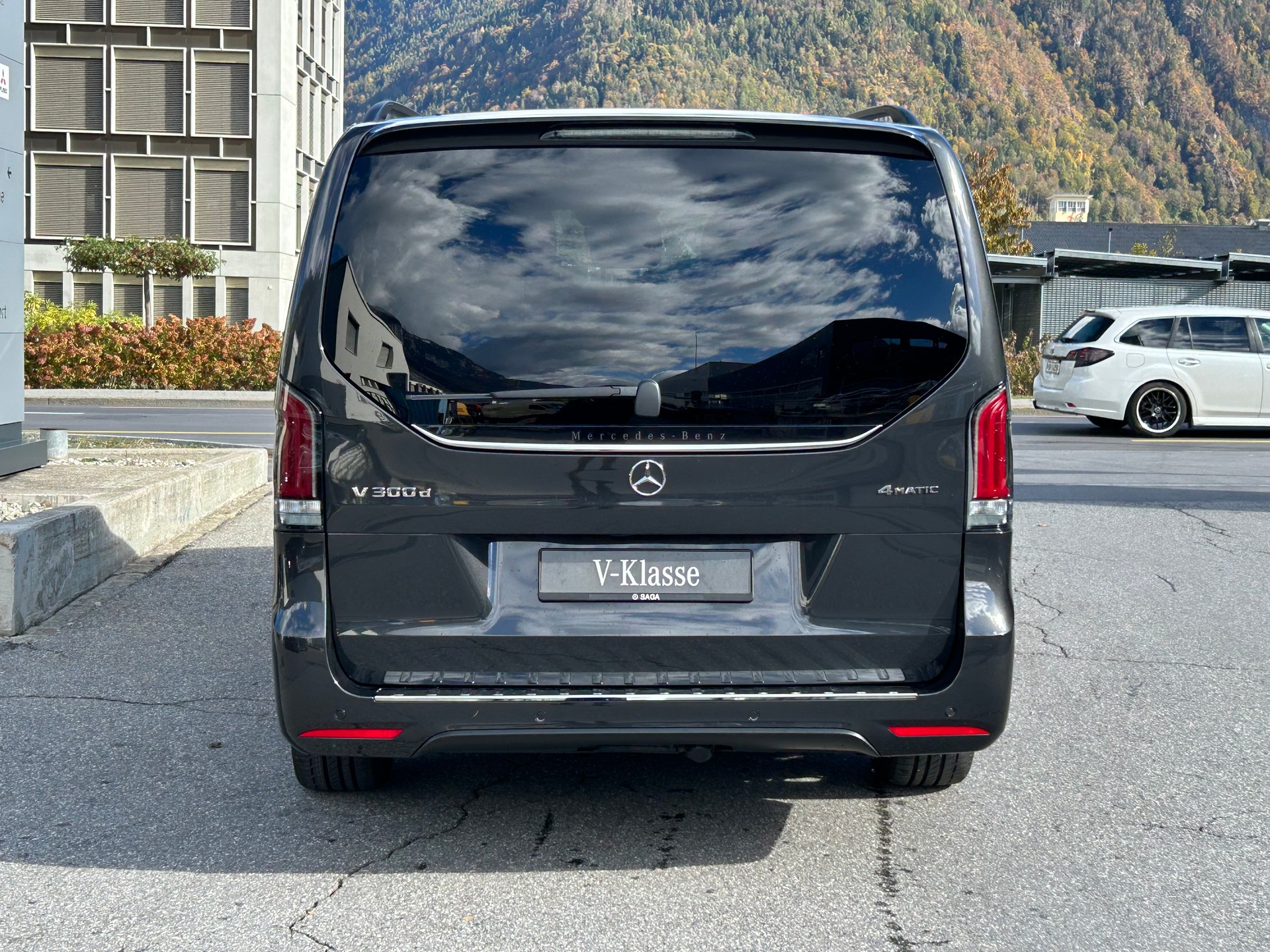 MERCEDES-BENZ V 300 d Exclusive L SWISS EDITION 4MATIC-image-5