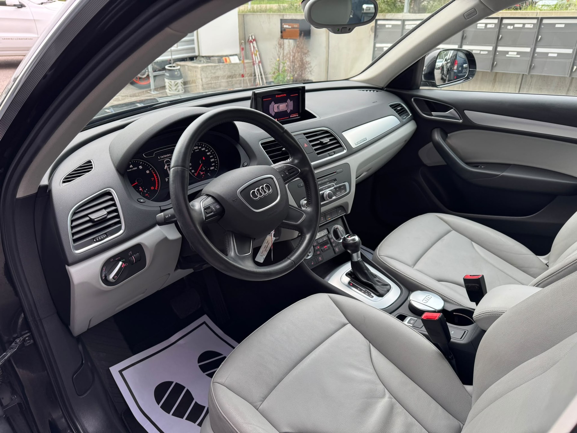 AUDI Q3 2.0 TFSI quattro S-tronic-image-7