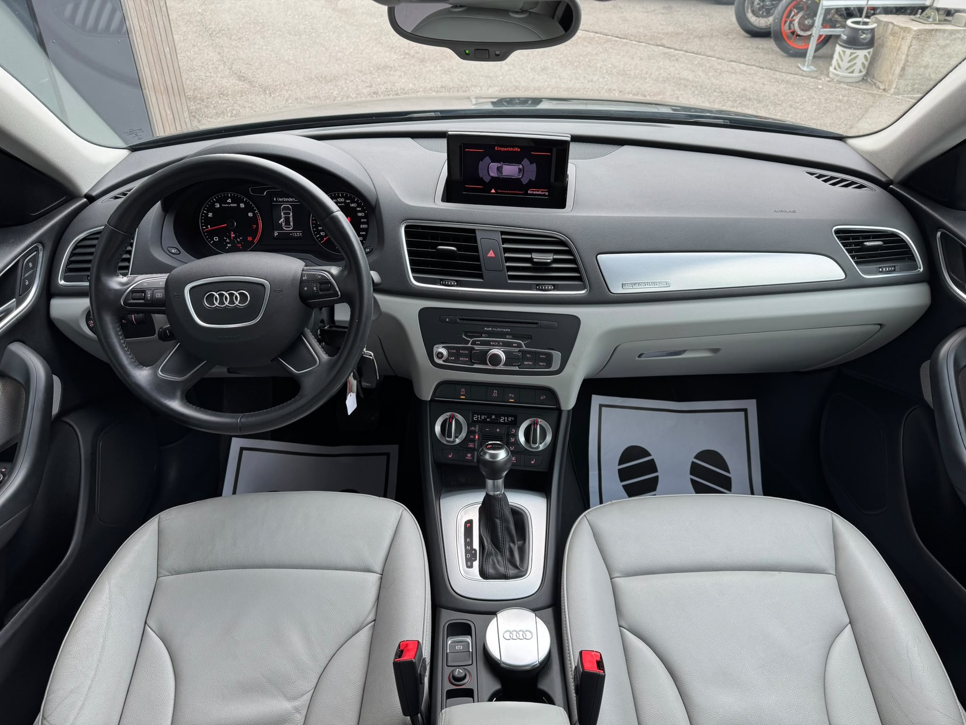 AUDI Q3 2.0 TFSI quattro S-tronic-image-8
