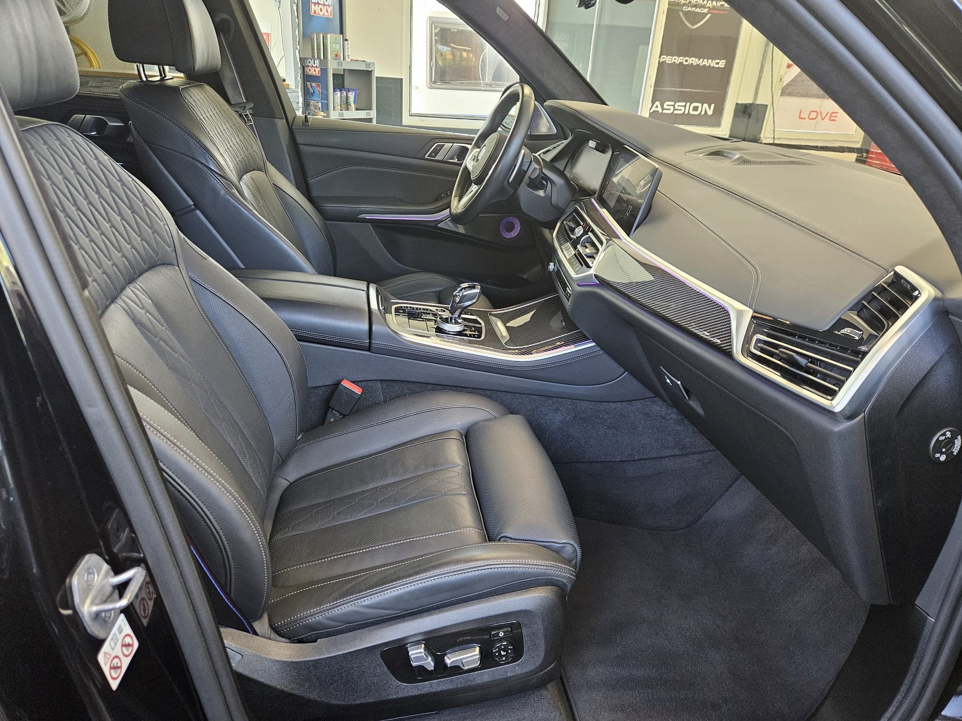BMW X5 xDrive M50i Steptronic-image-12