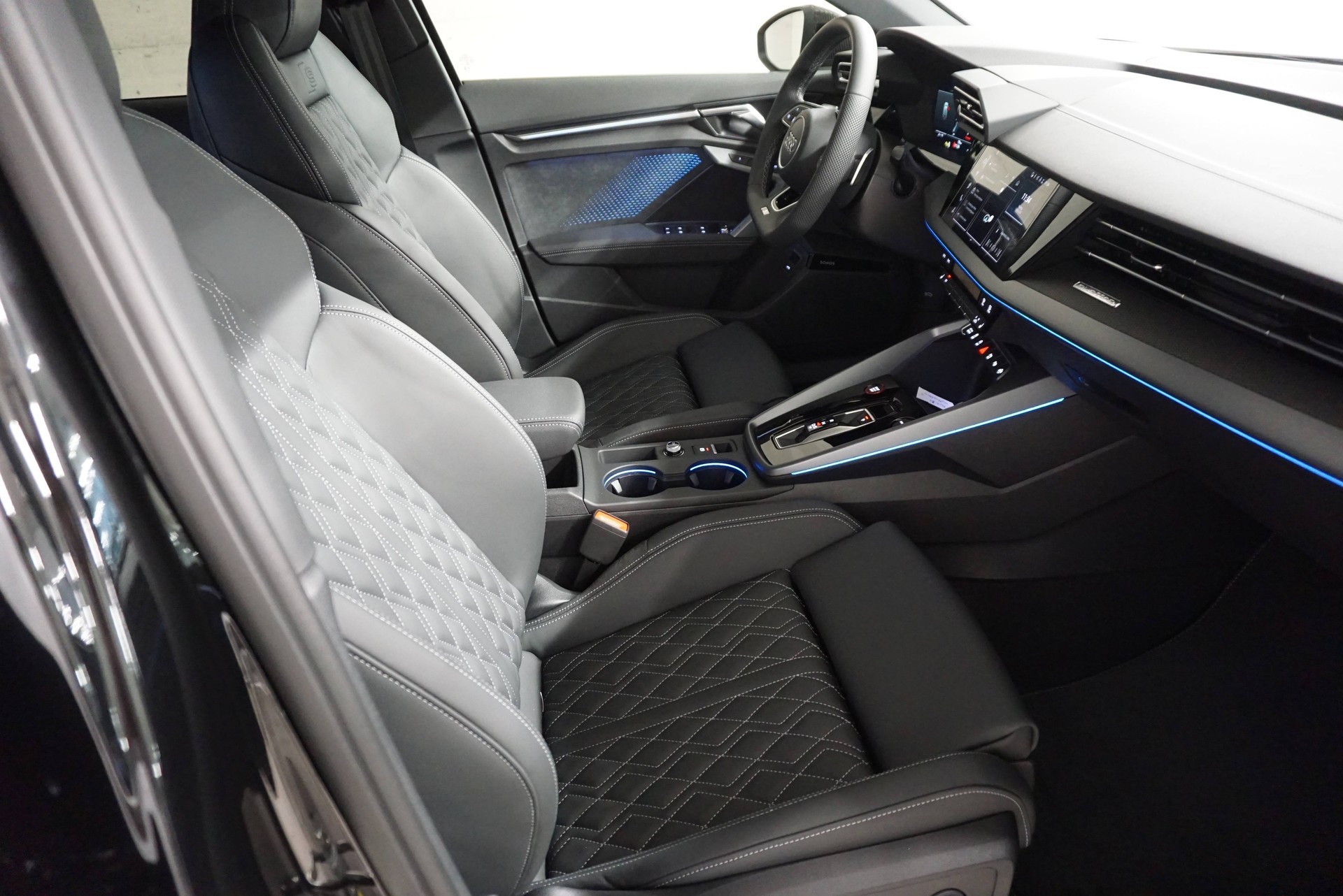 AUDI S3 Sportback TFSI quattro S-tronic-image-9