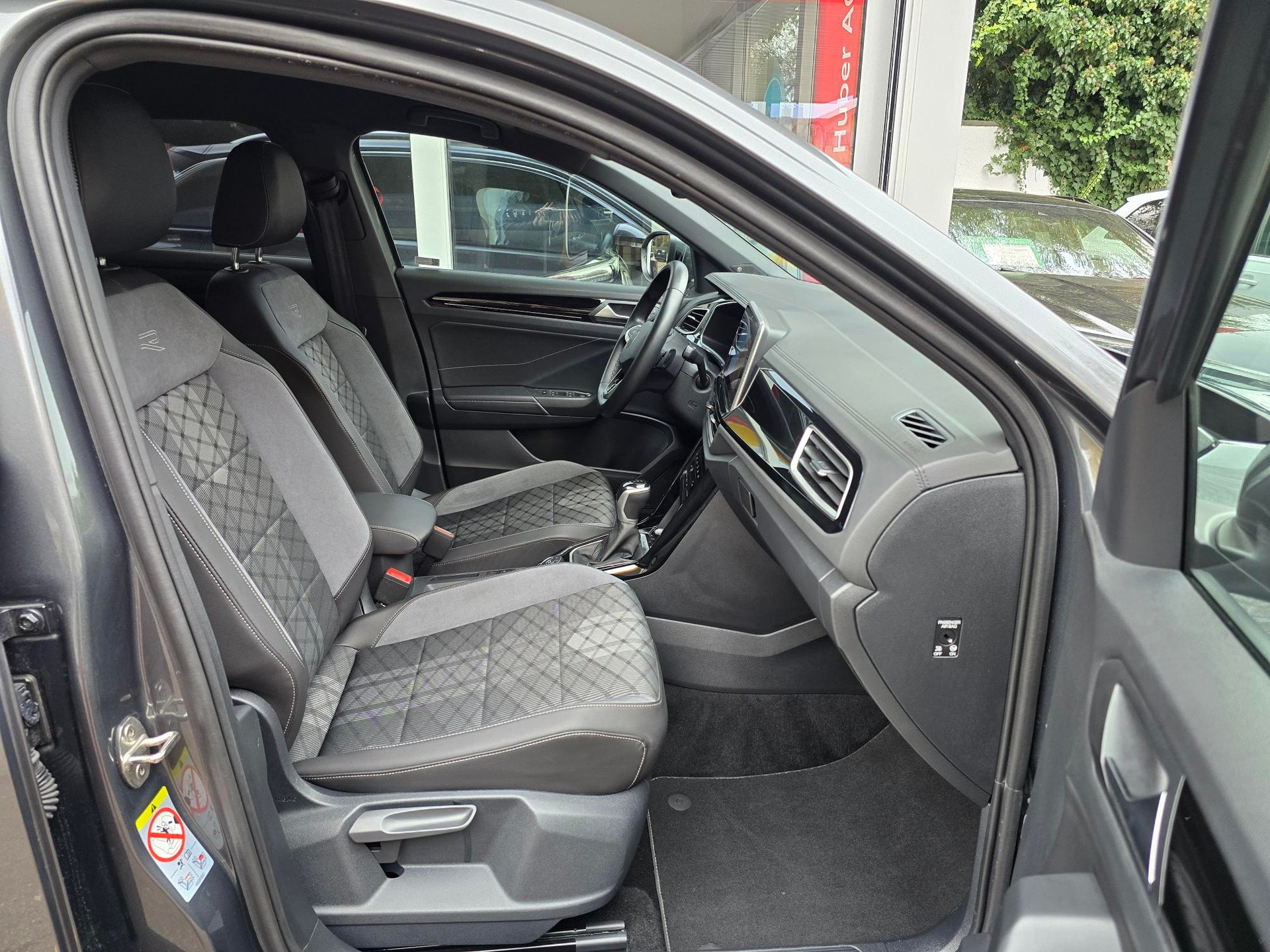 VW T-Roc 2.0 TSI R-Line DSG 4Motion-image-6