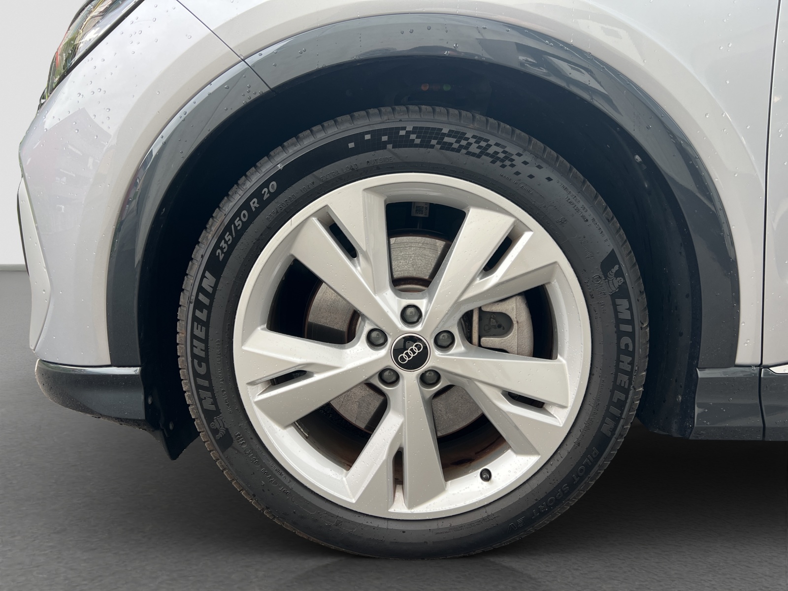 AUDI Q4 e-tron 50 quattro-image-4