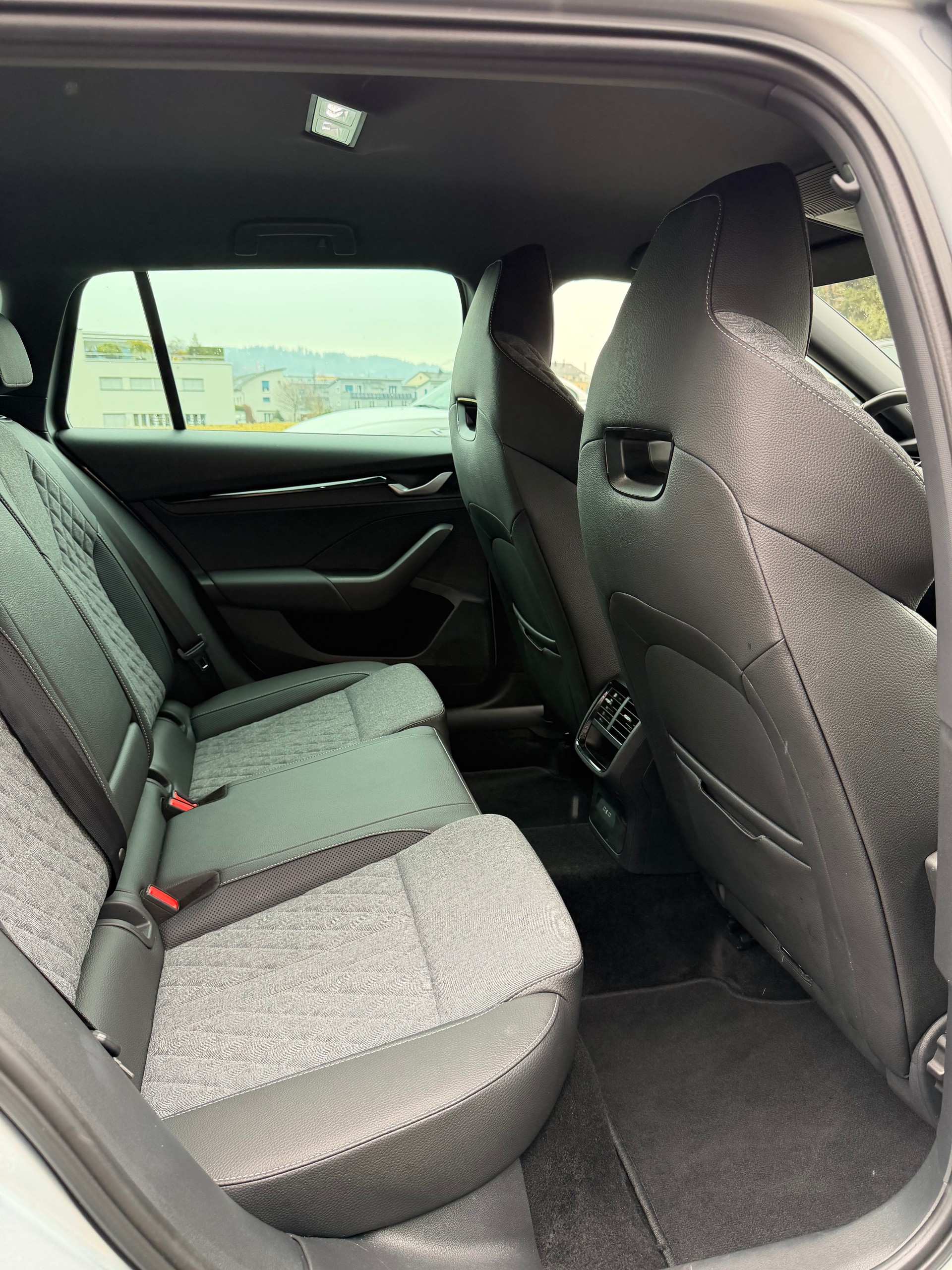 SKODA Octavia Combi 1.5 TSI mHEV DSG Sport Line-image-12