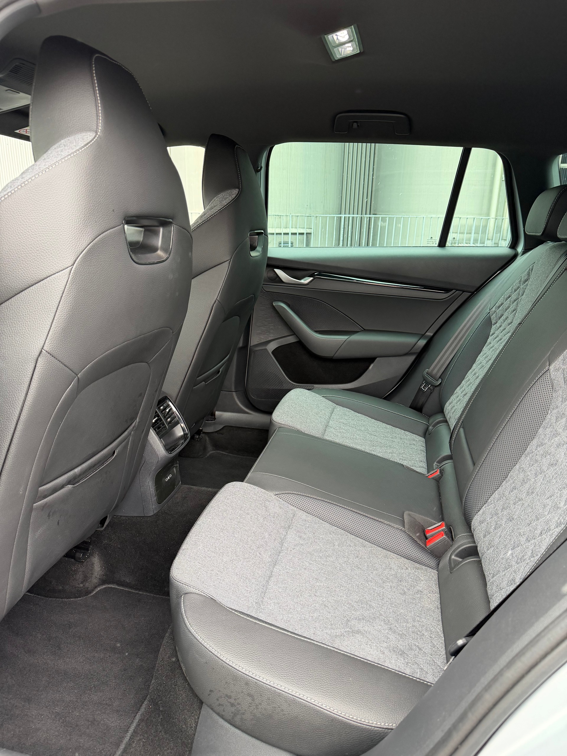 SKODA Octavia Combi 1.5 TSI mHEV DSG Sport Line-image-11
