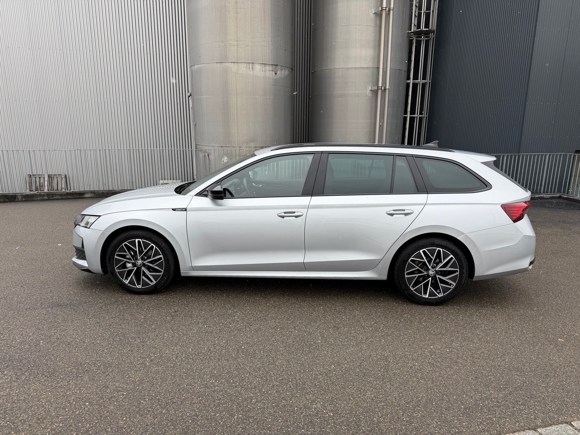 SKODA Octavia Combi 1.5 TSI mHEV DSG Sport Line-image-1