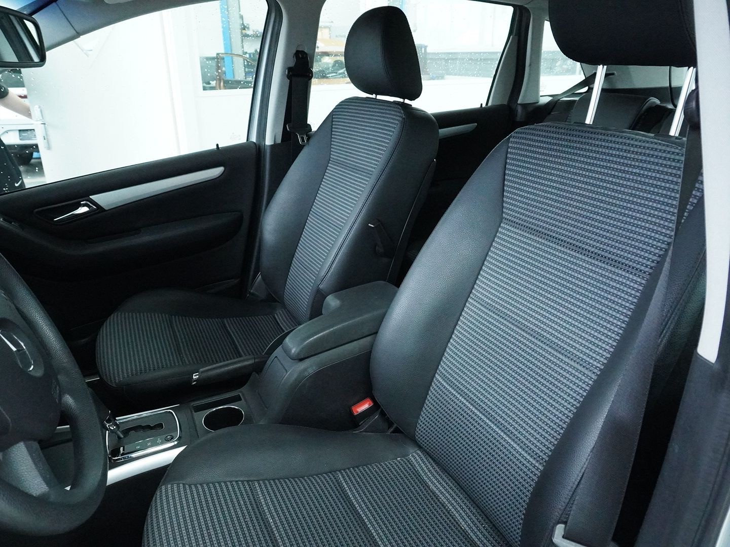 MERCEDES-BENZ B 150-showroom-element-3