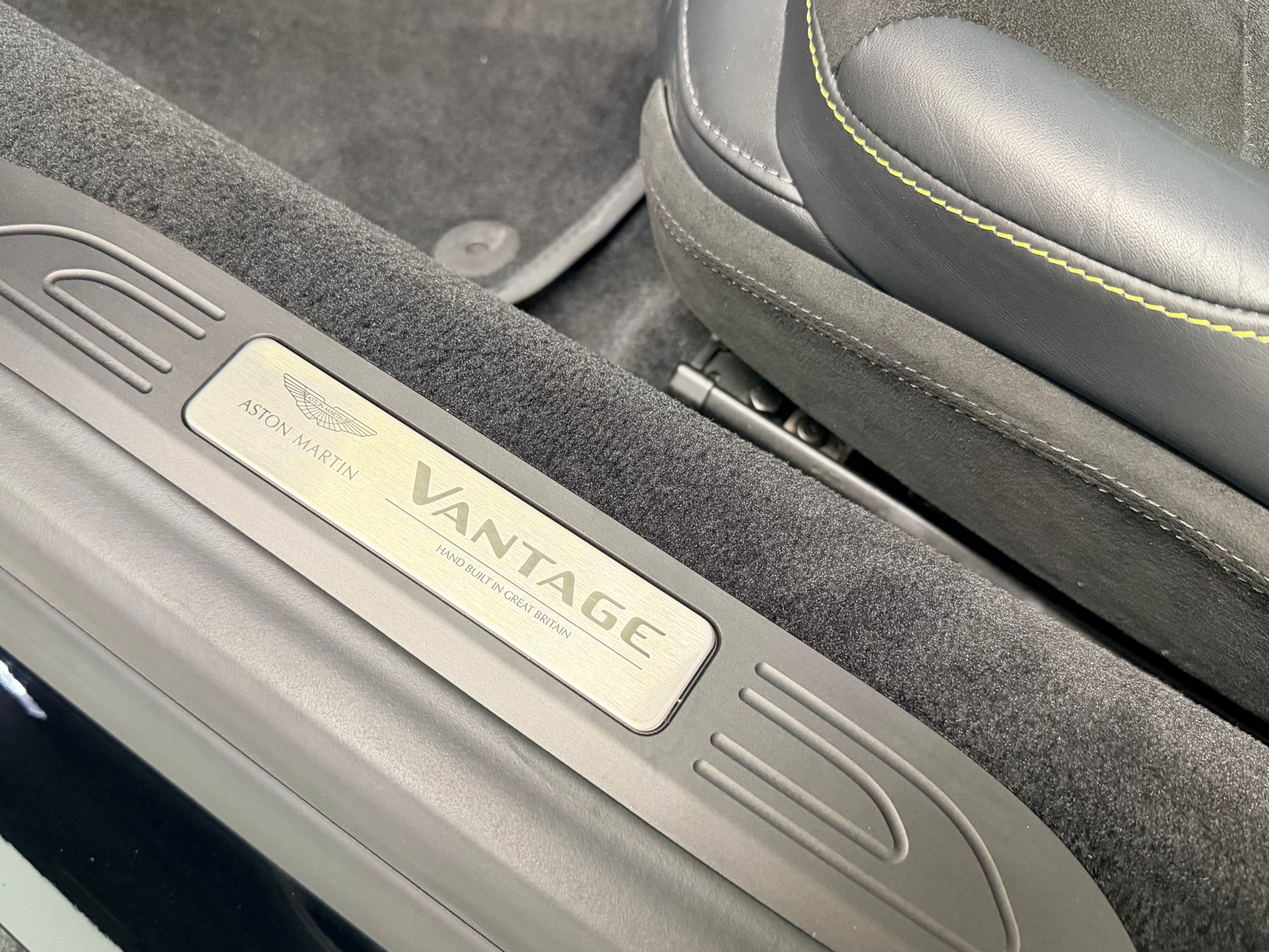 ASTON MARTIN V8 Vantage 4.0 Coupé-image-15