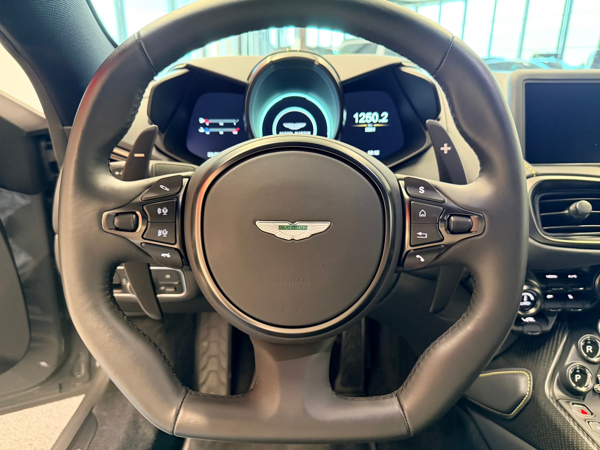 ASTON MARTIN V8 Vantage 4.0 Coupé-image-27