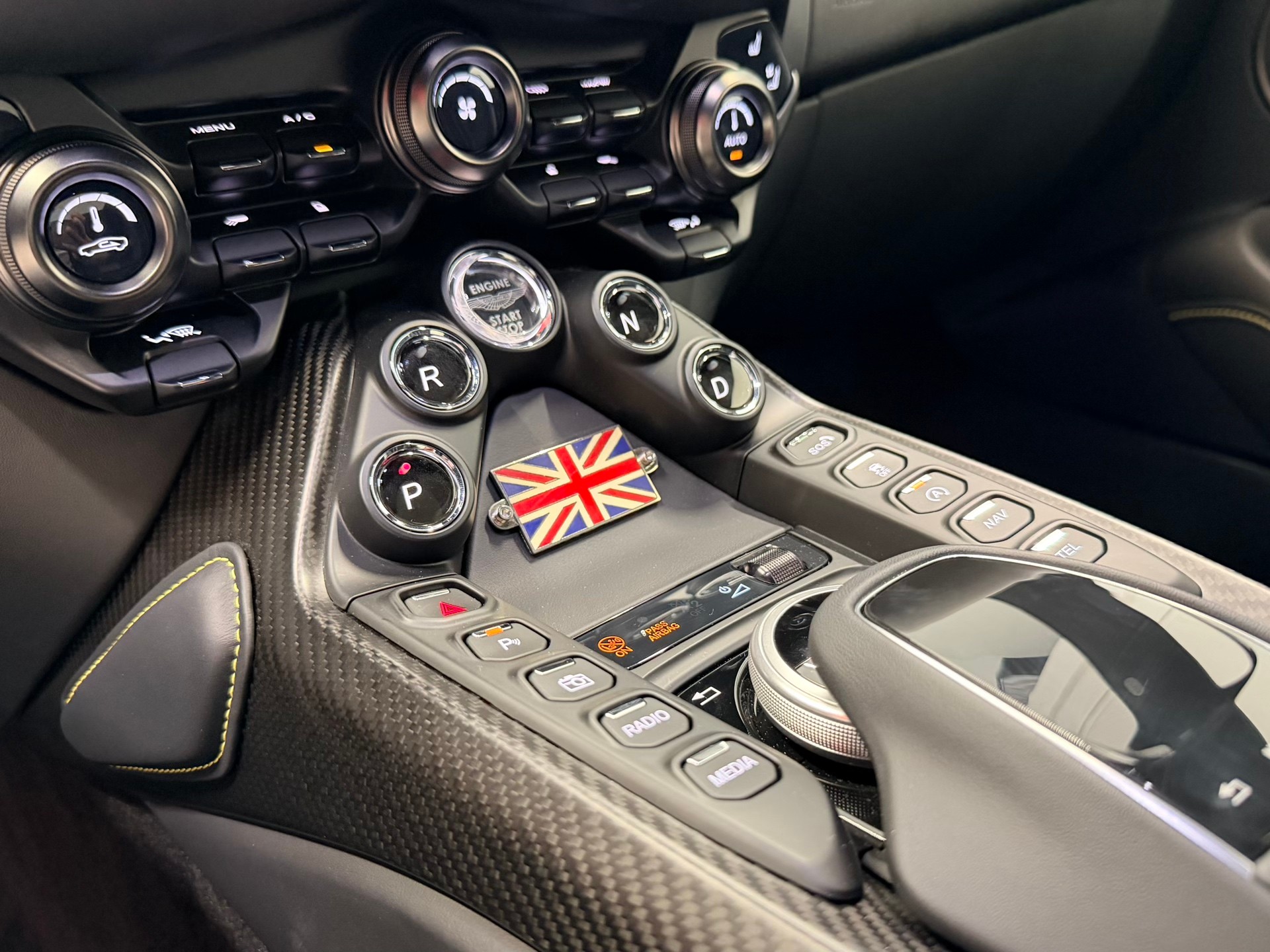 ASTON MARTIN V8 Vantage 4.0 Coupé-image-23