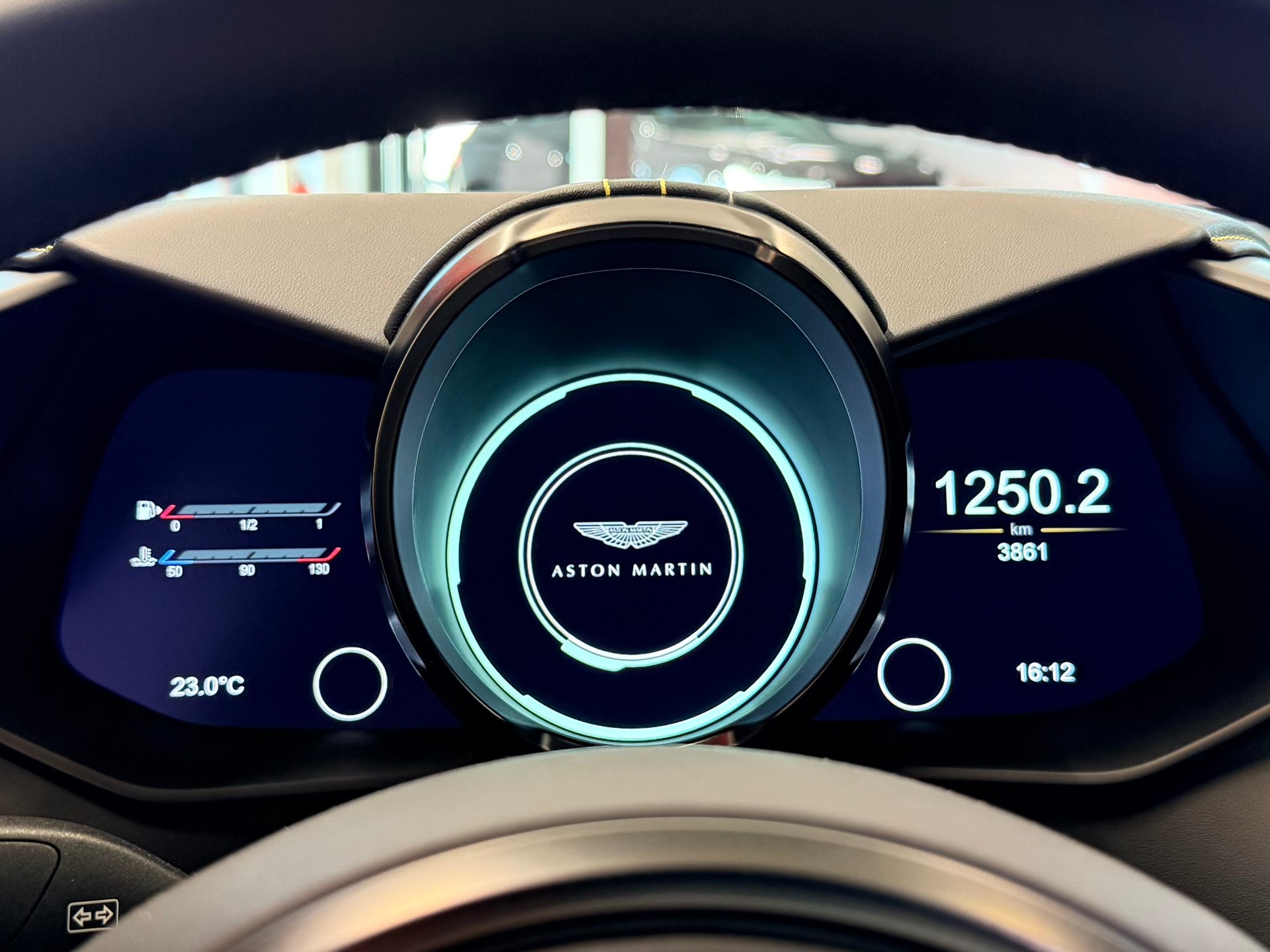 ASTON MARTIN V8 Vantage 4.0 Coupé-image-26