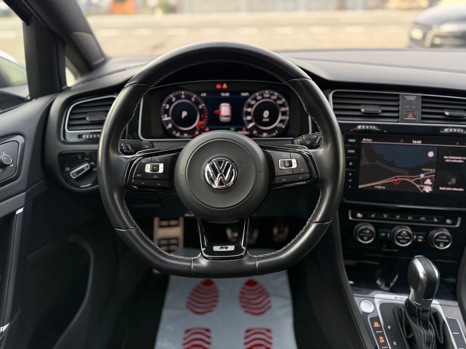 VW Golf 2.0 TSI R 4Motion DSG-image-16