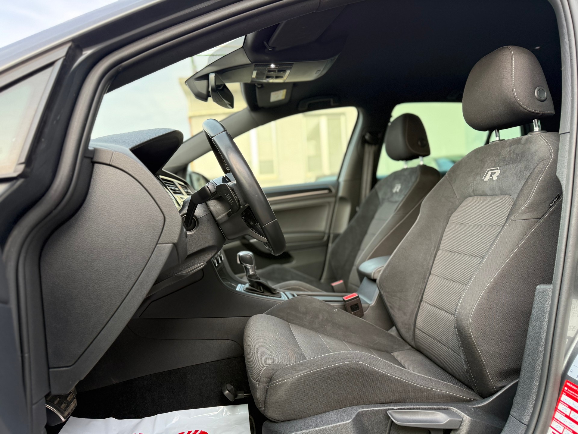 VW Golf 2.0 TSI R 4Motion DSG-image-10