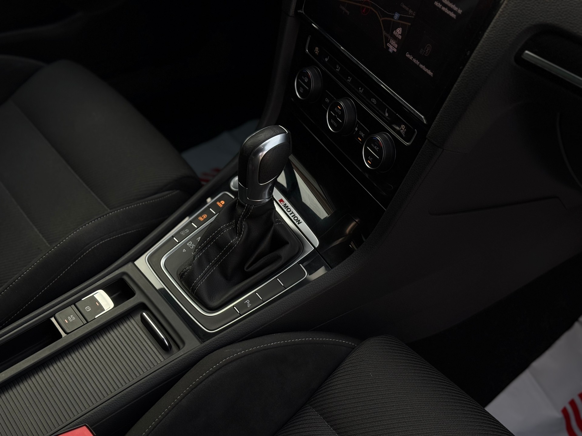 VW Golf 2.0 TSI R 4Motion DSG-image-17